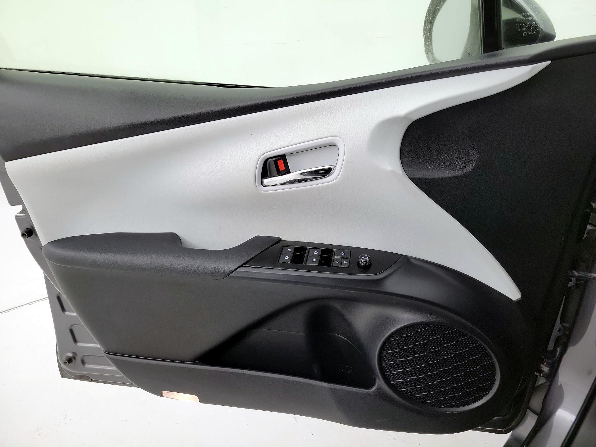 Thumbnail: 2016 Toyota Prius - 12