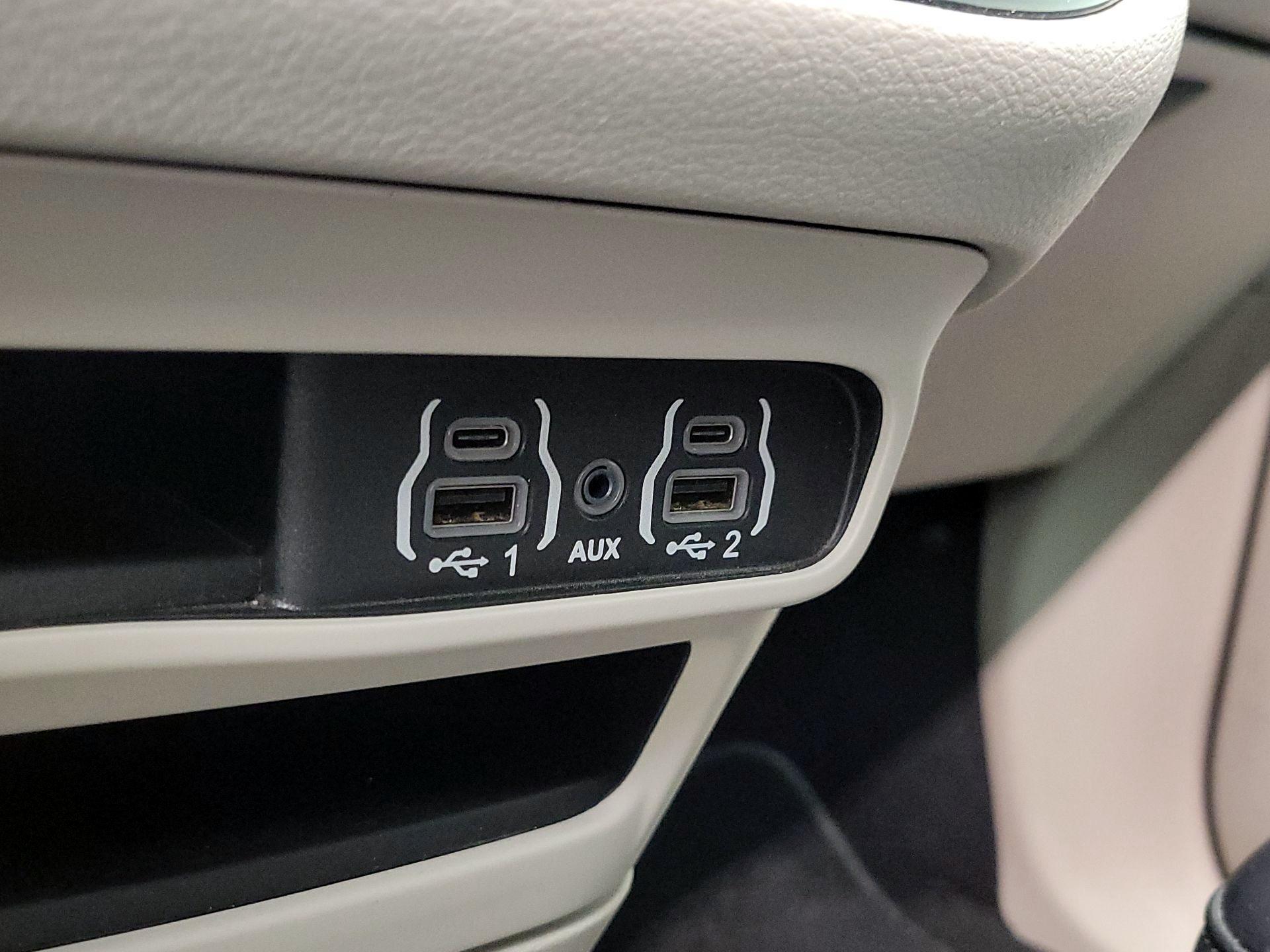 Thumbnail: 2024 Chrysler Pacifica - 18