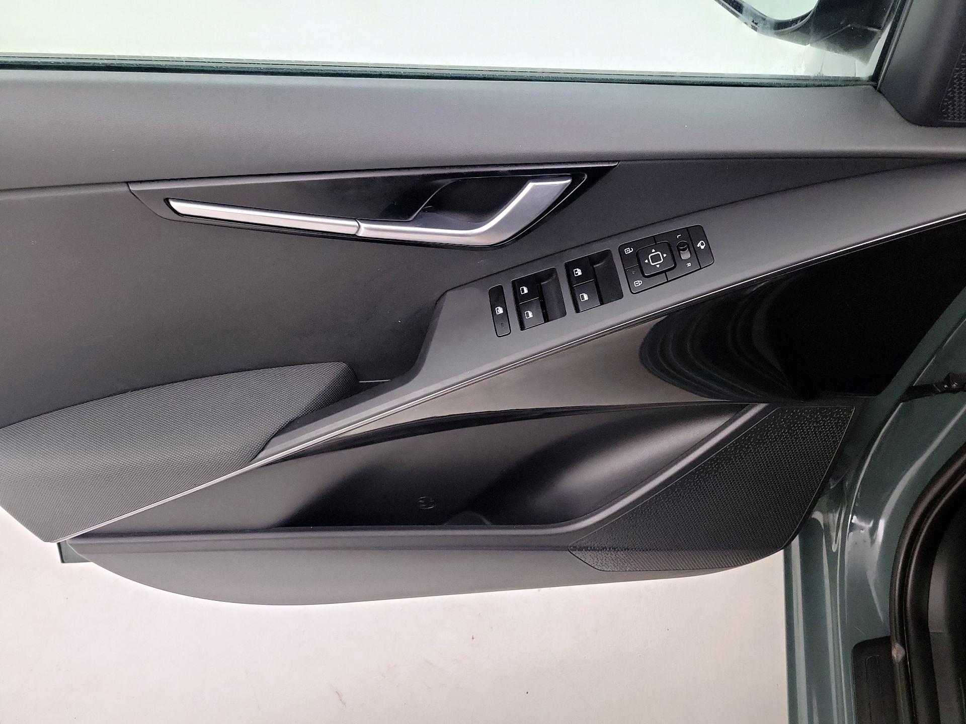 Thumbnail: 2023 Kia Niro - 12