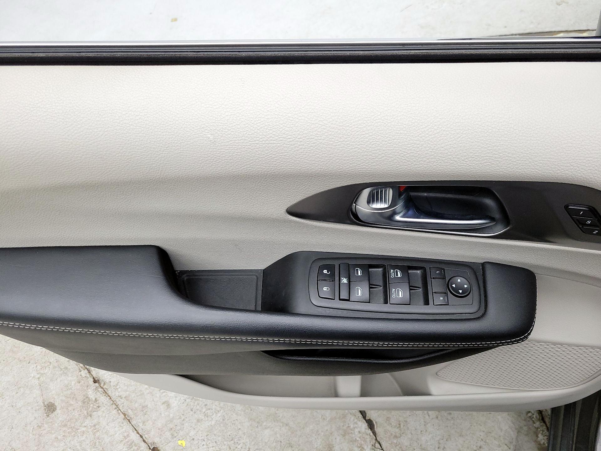 Thumbnail: 2023 Chrysler Pacifica - 12