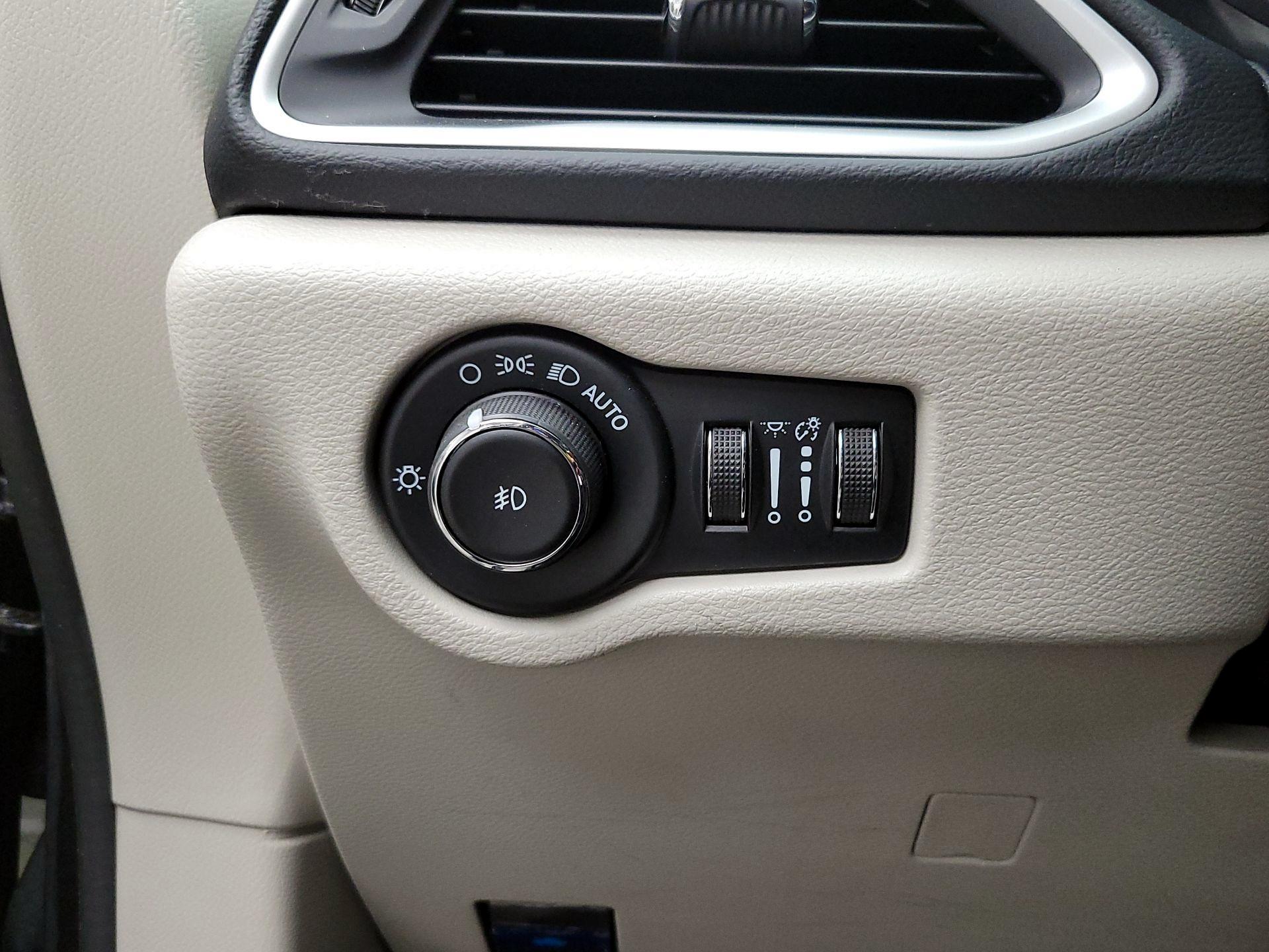 Thumbnail: 2023 Chrysler Pacifica - 13