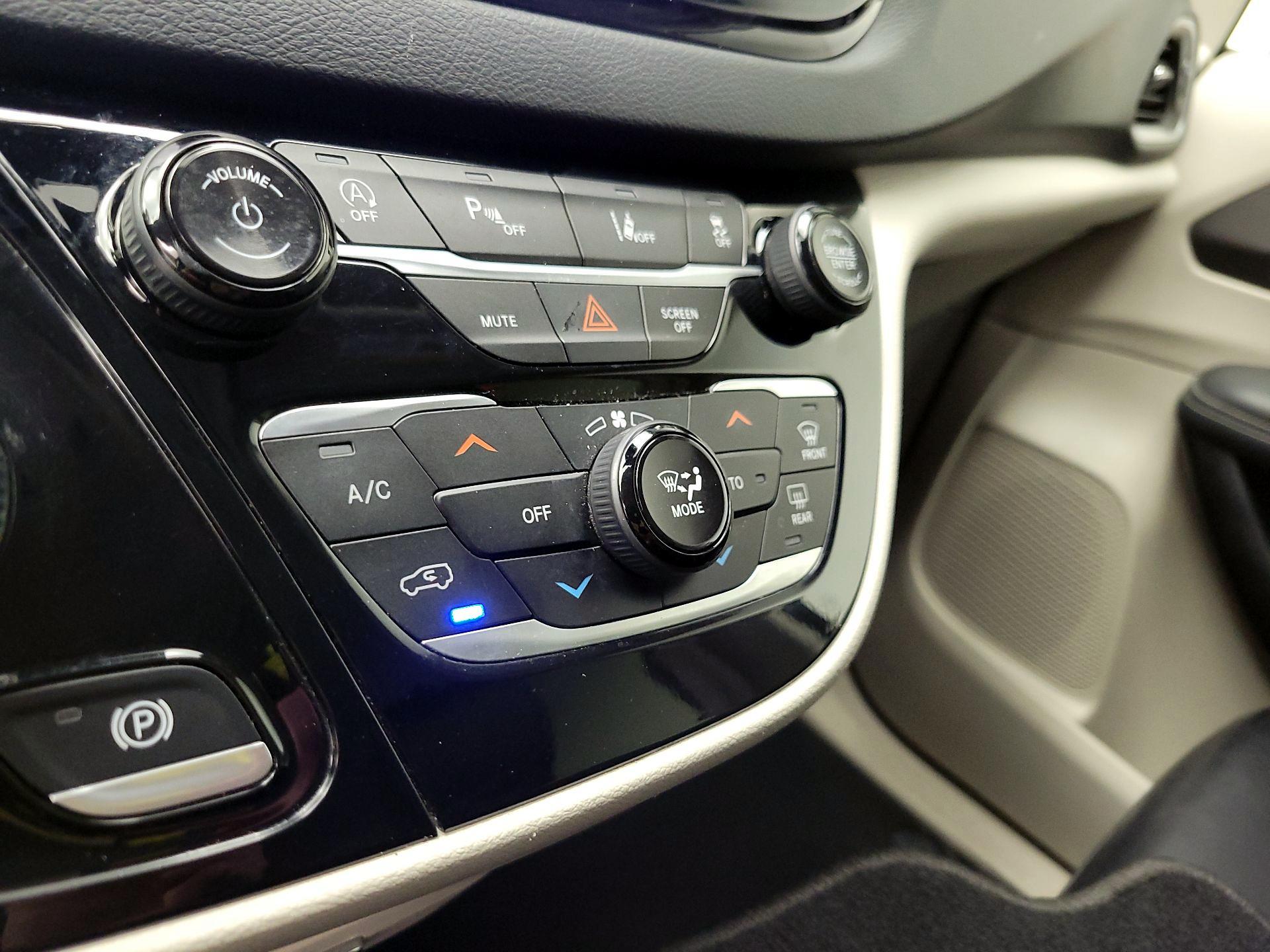 Thumbnail: 2023 Chrysler Pacifica - 16