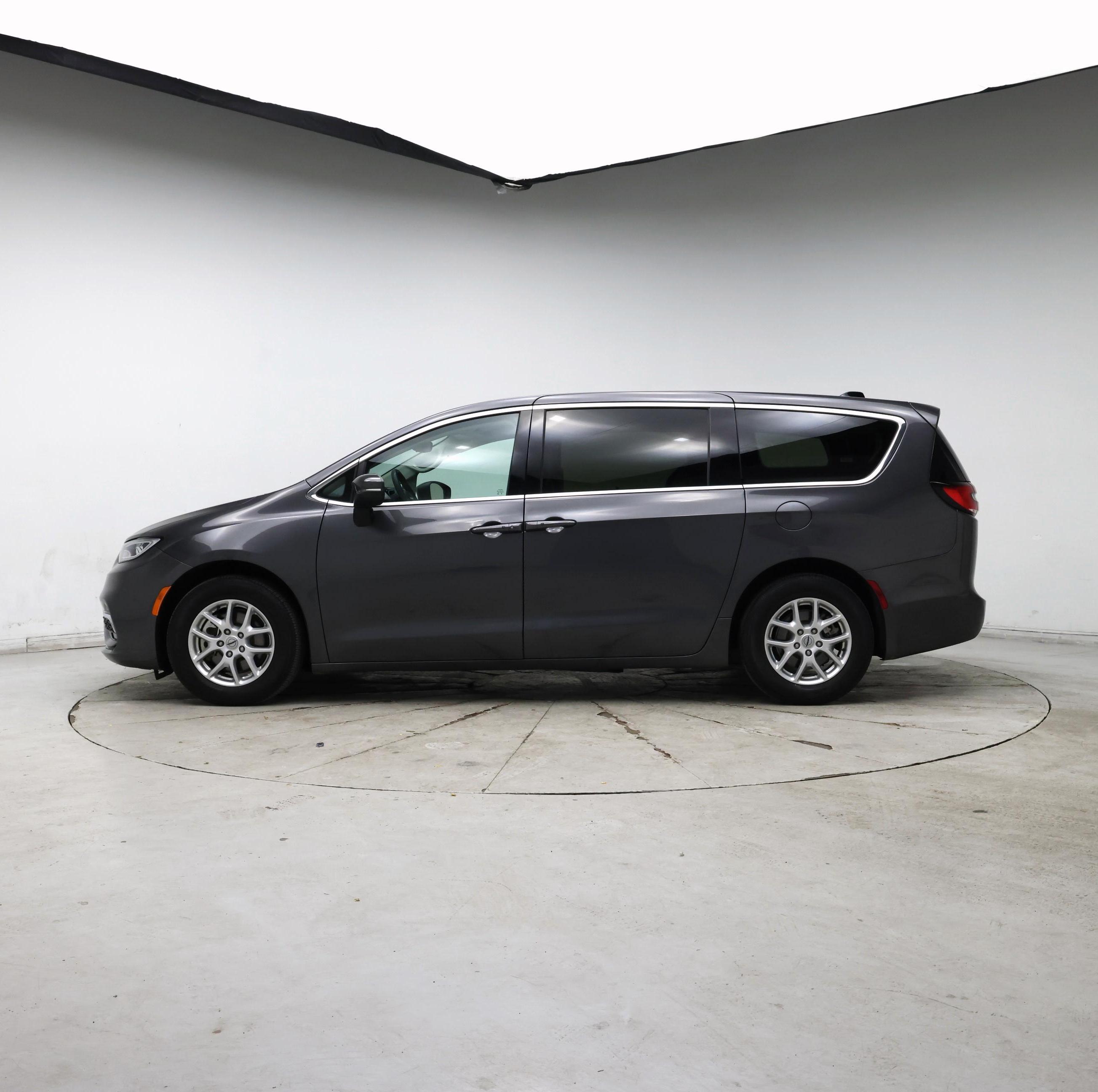 Thumbnail: 2023 Chrysler Pacifica - 3