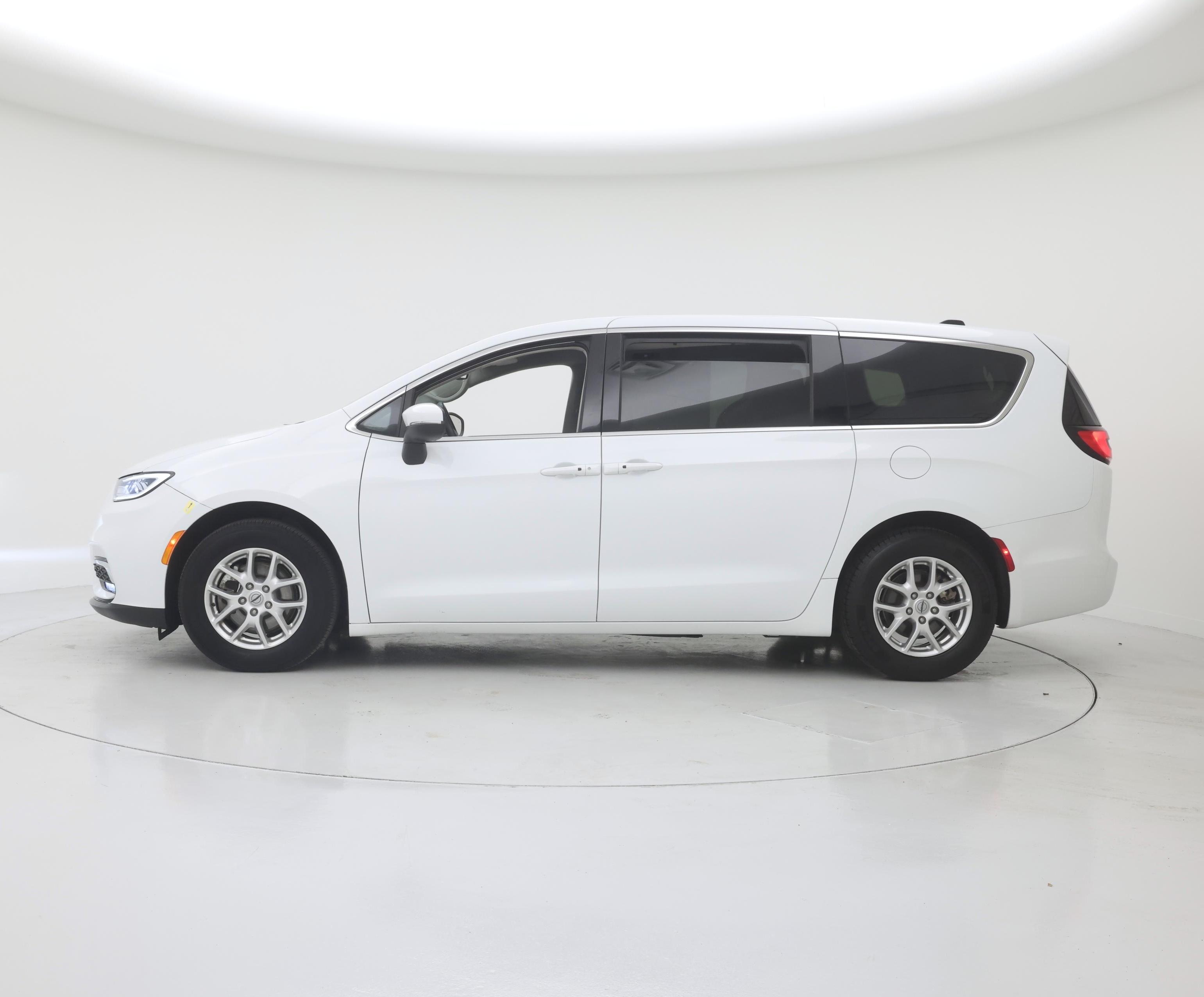 Thumbnail: 2023 Chrysler Pacifica - 3