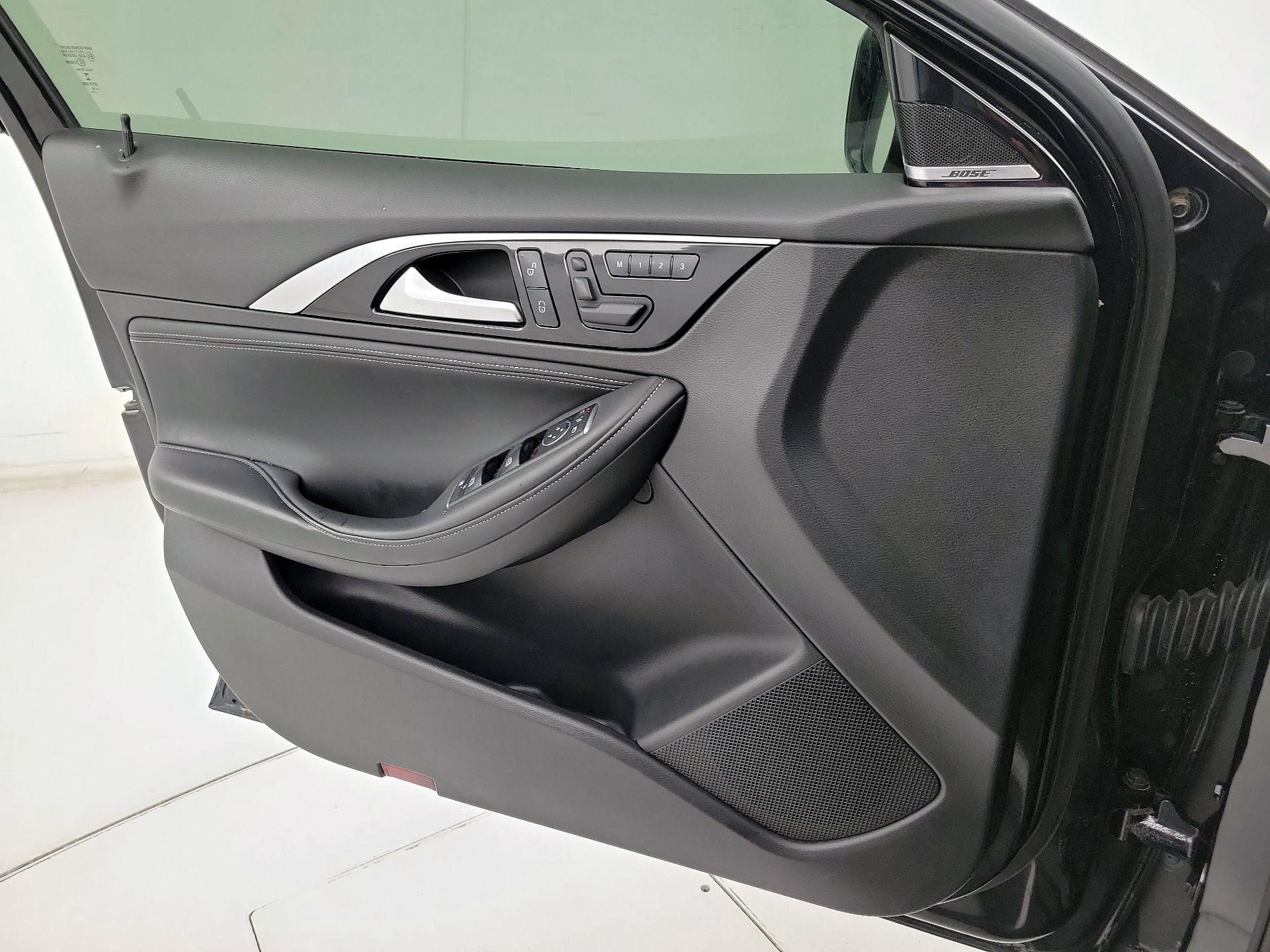 Thumbnail: 2017 INFINITI QX30 - 12