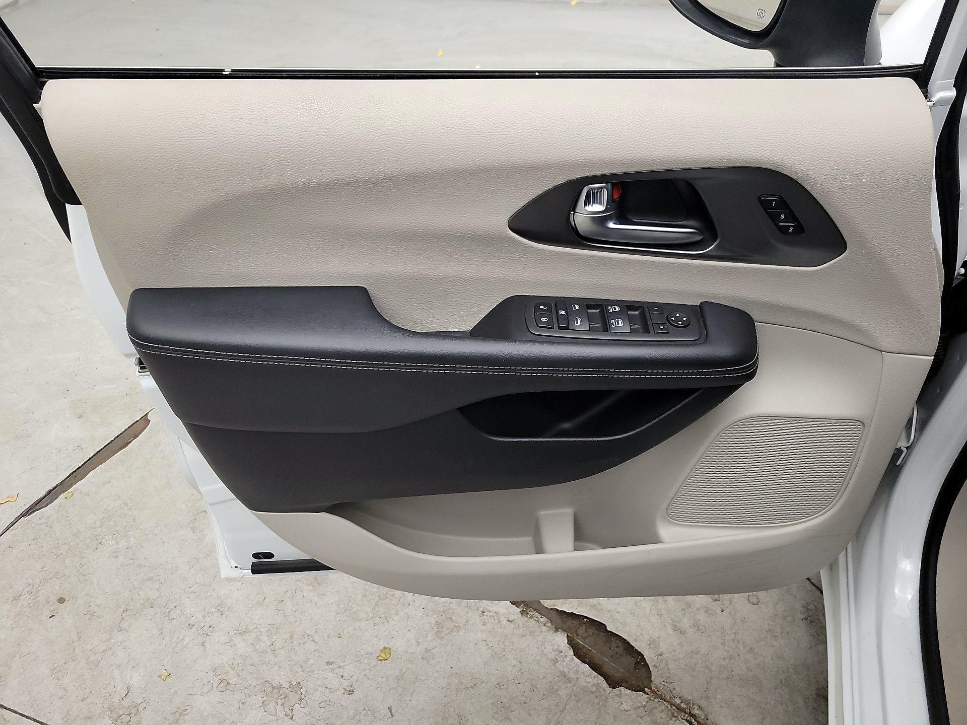 Thumbnail: 2023 Chrysler Pacifica - 12