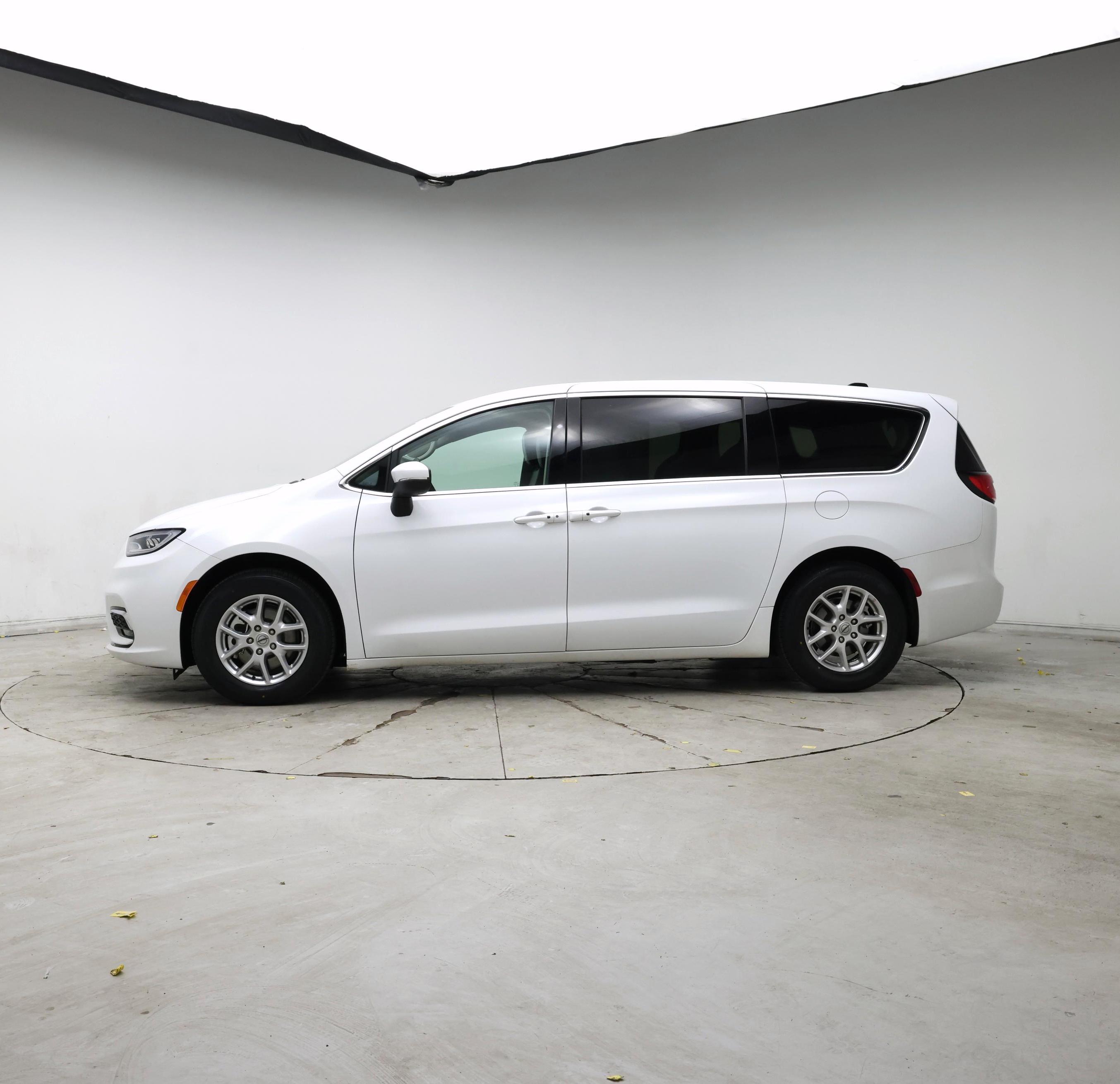 Thumbnail: 2023 Chrysler Pacifica - 3