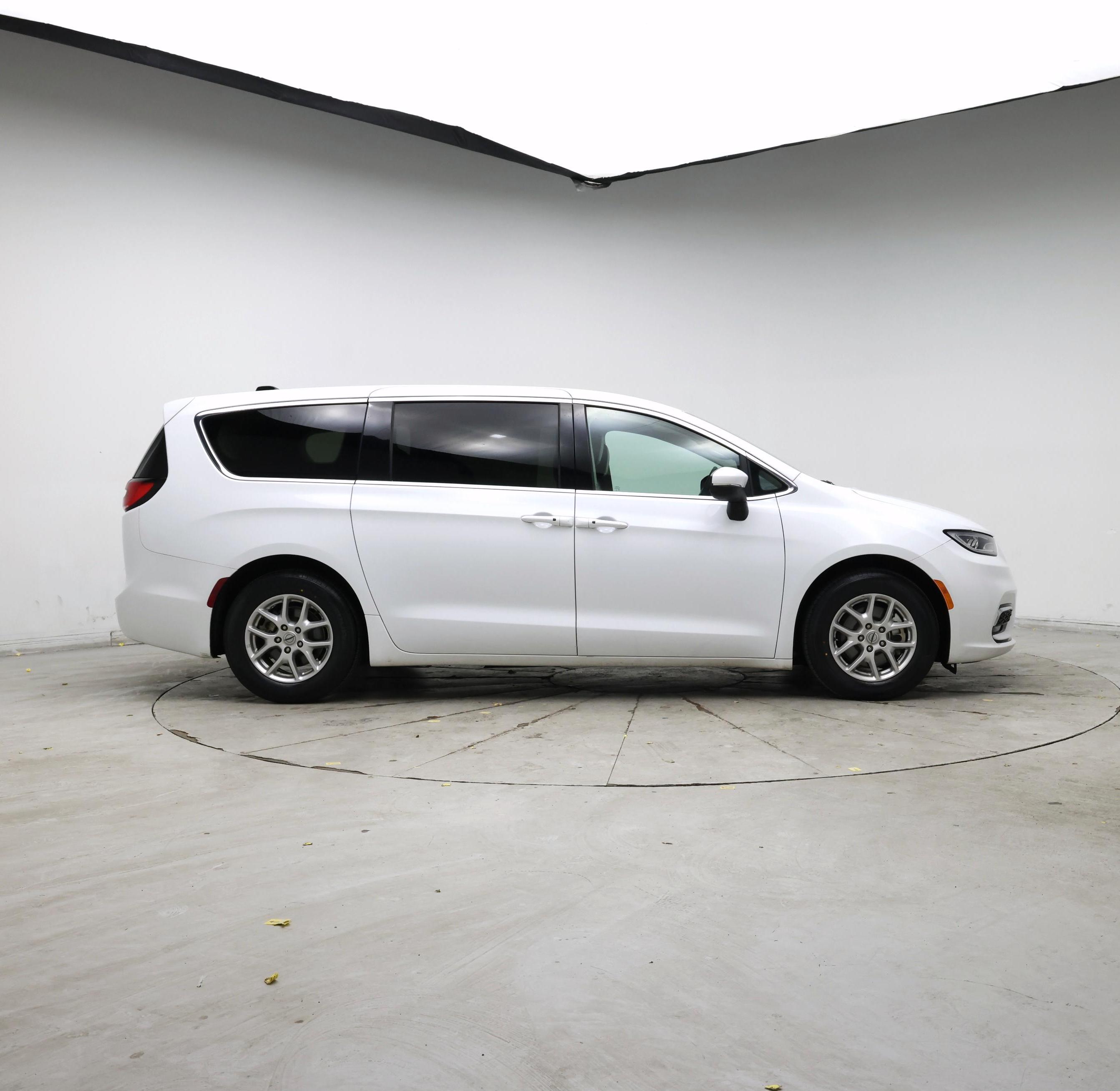 Thumbnail: 2023 Chrysler Pacifica - 7