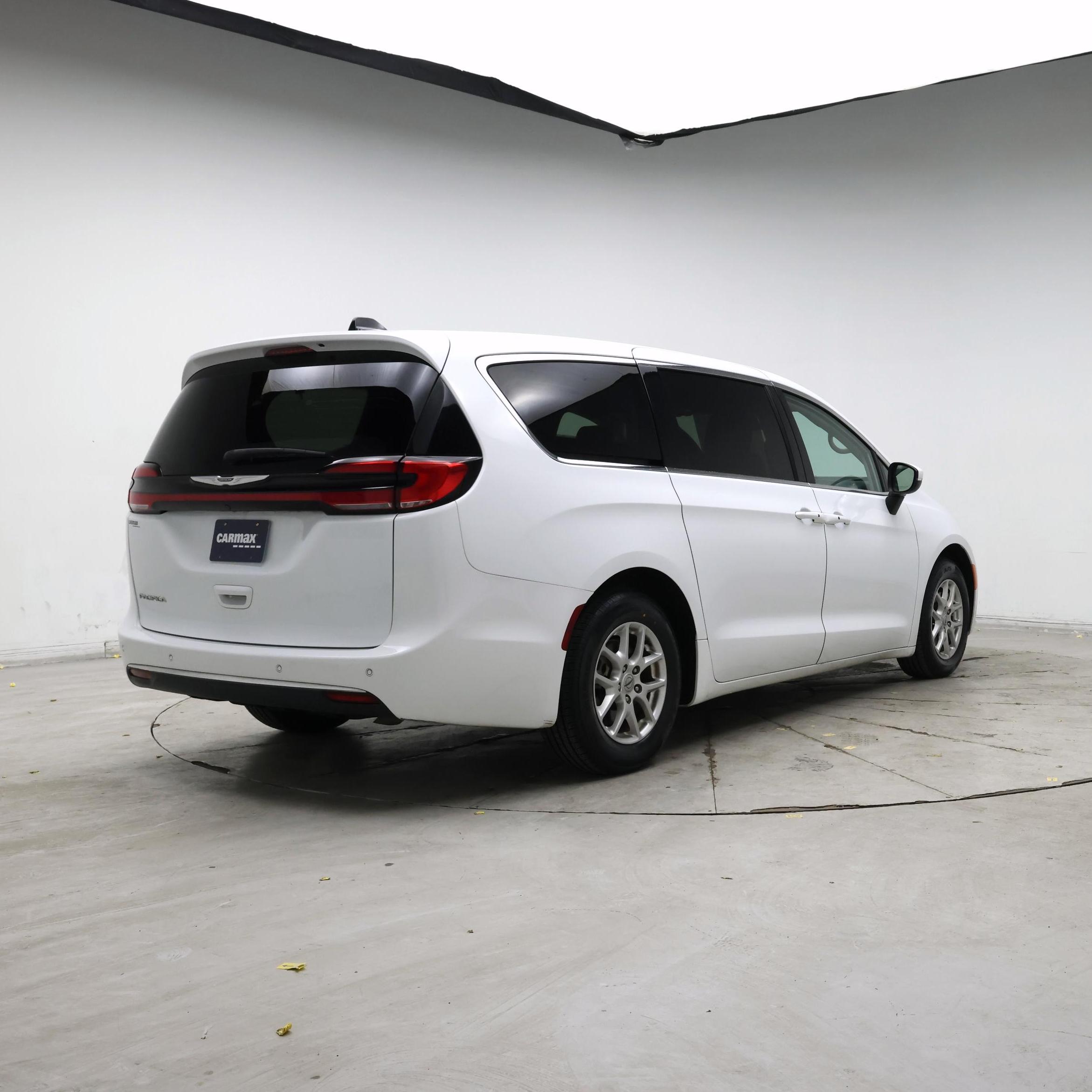 Thumbnail: 2023 Chrysler Pacifica - 8