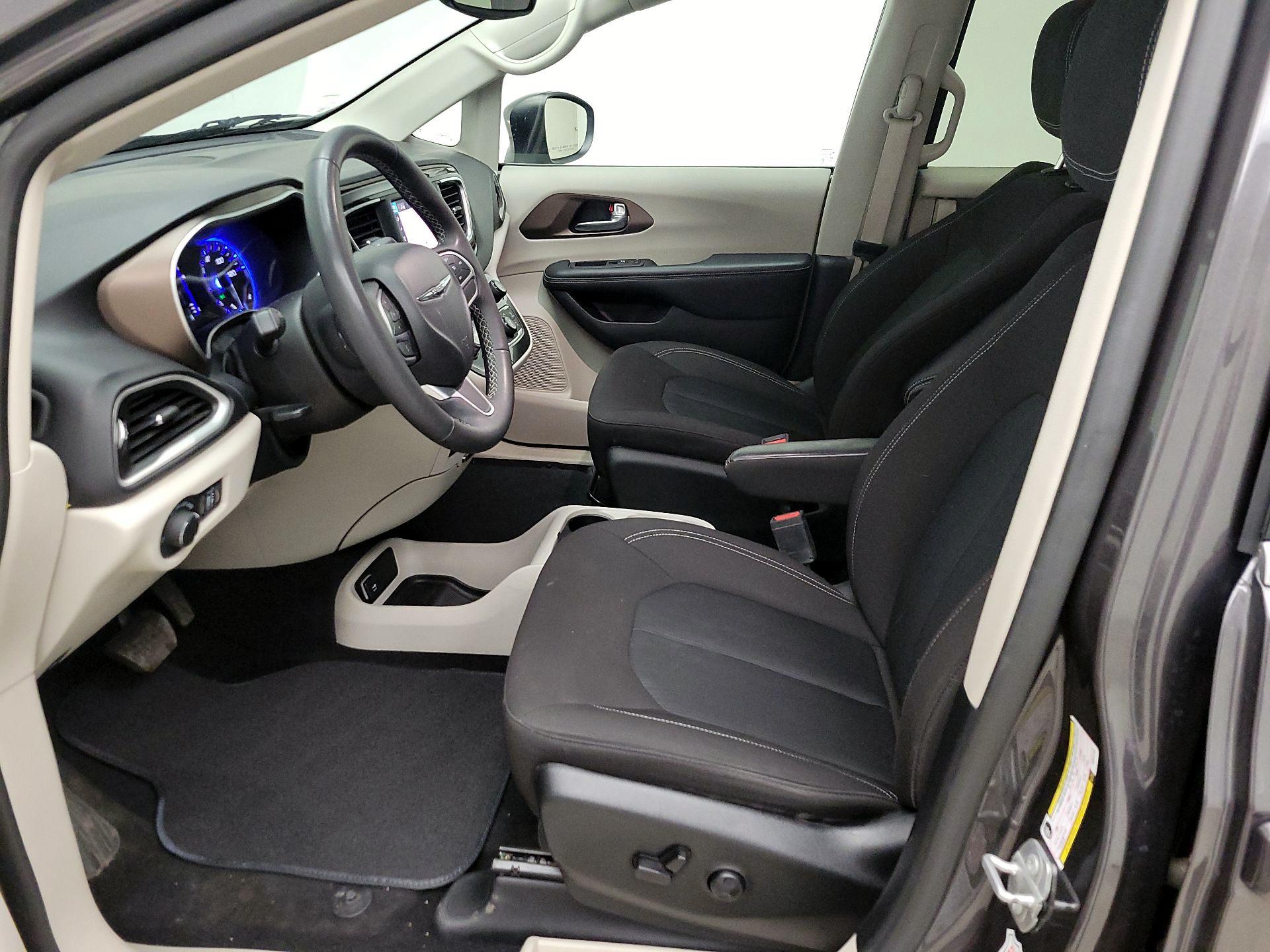 Thumbnail: 2023 Chrysler Voyager - 11