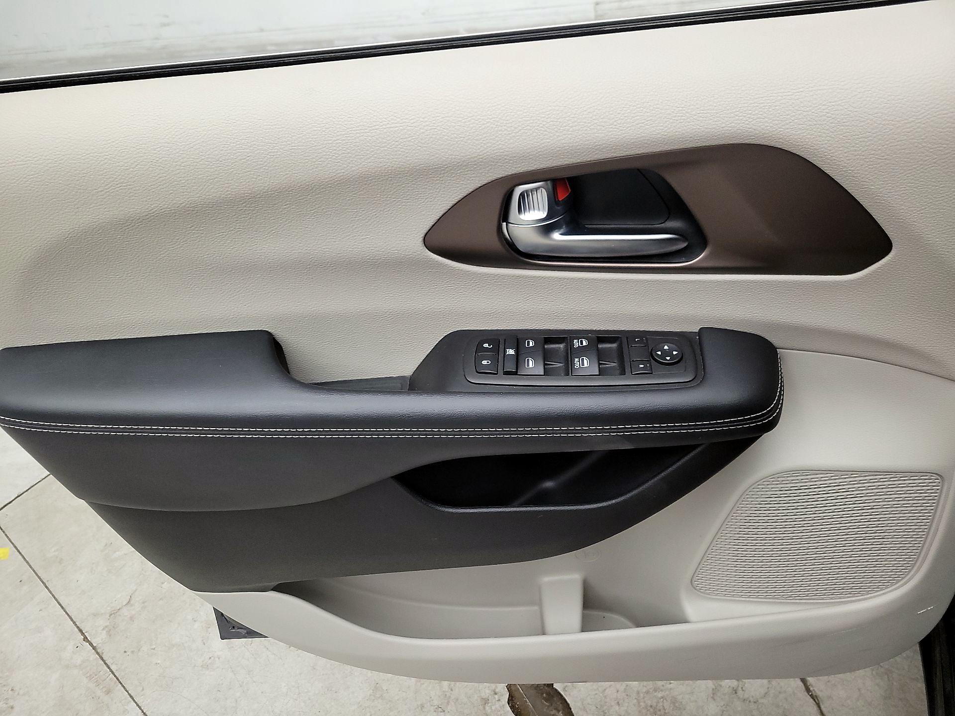 Thumbnail: 2023 Chrysler Voyager - 12