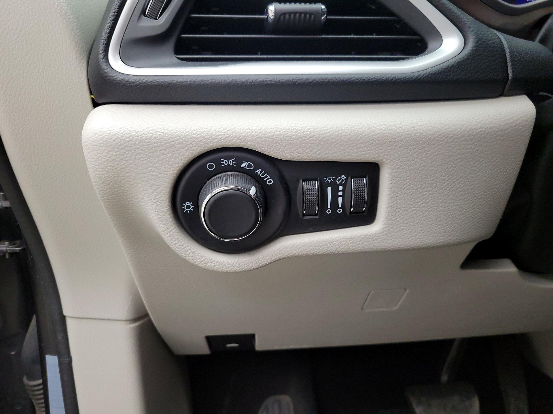 Thumbnail: 2023 Chrysler Voyager - 13