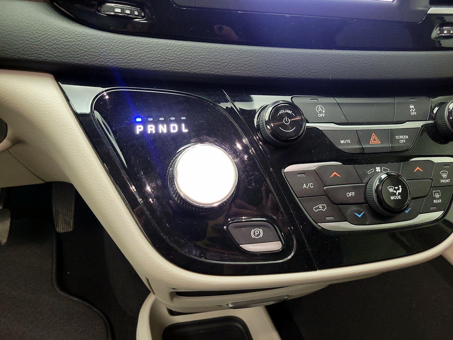 Thumbnail: 2023 Chrysler Voyager - 17