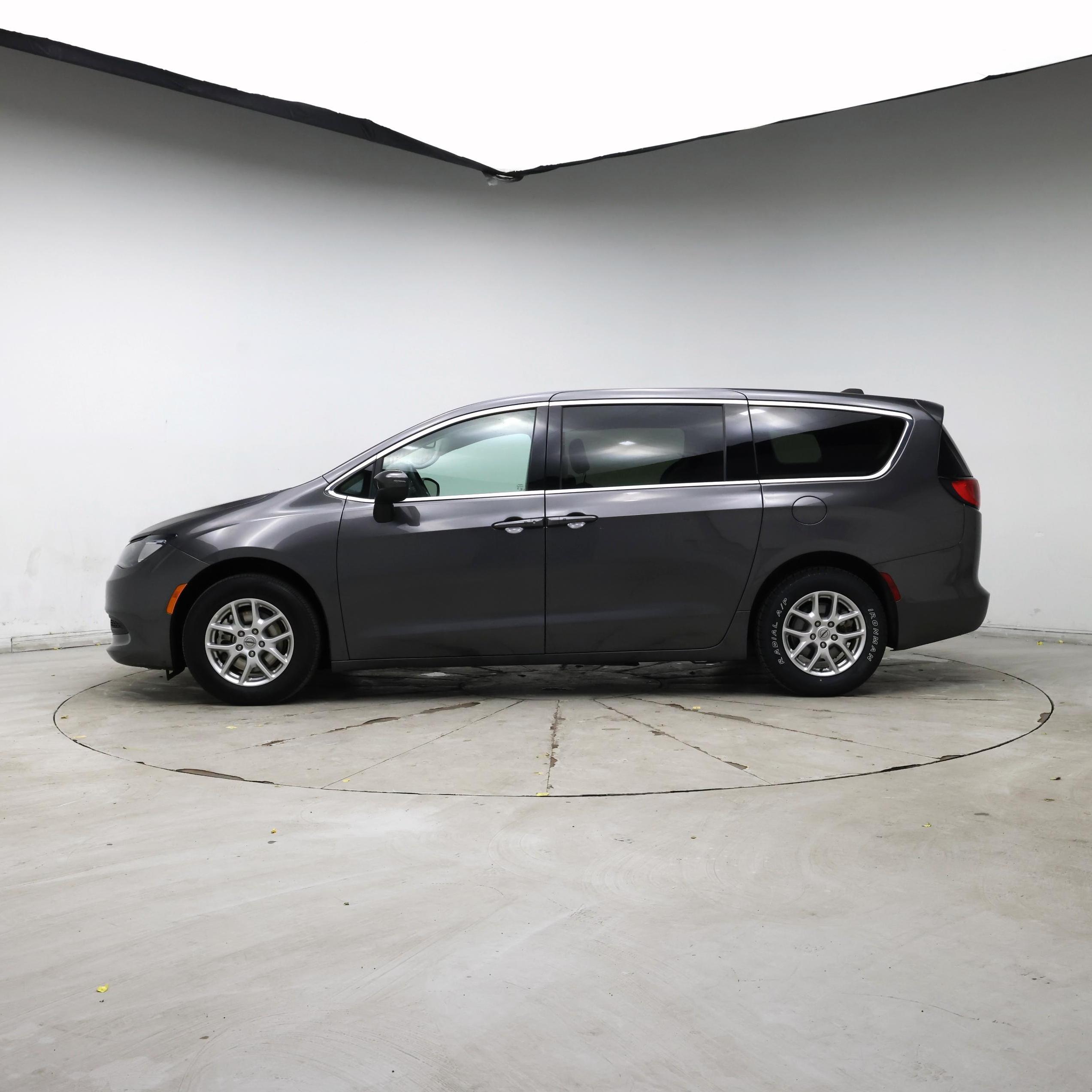 Thumbnail: 2023 Chrysler Voyager - 3