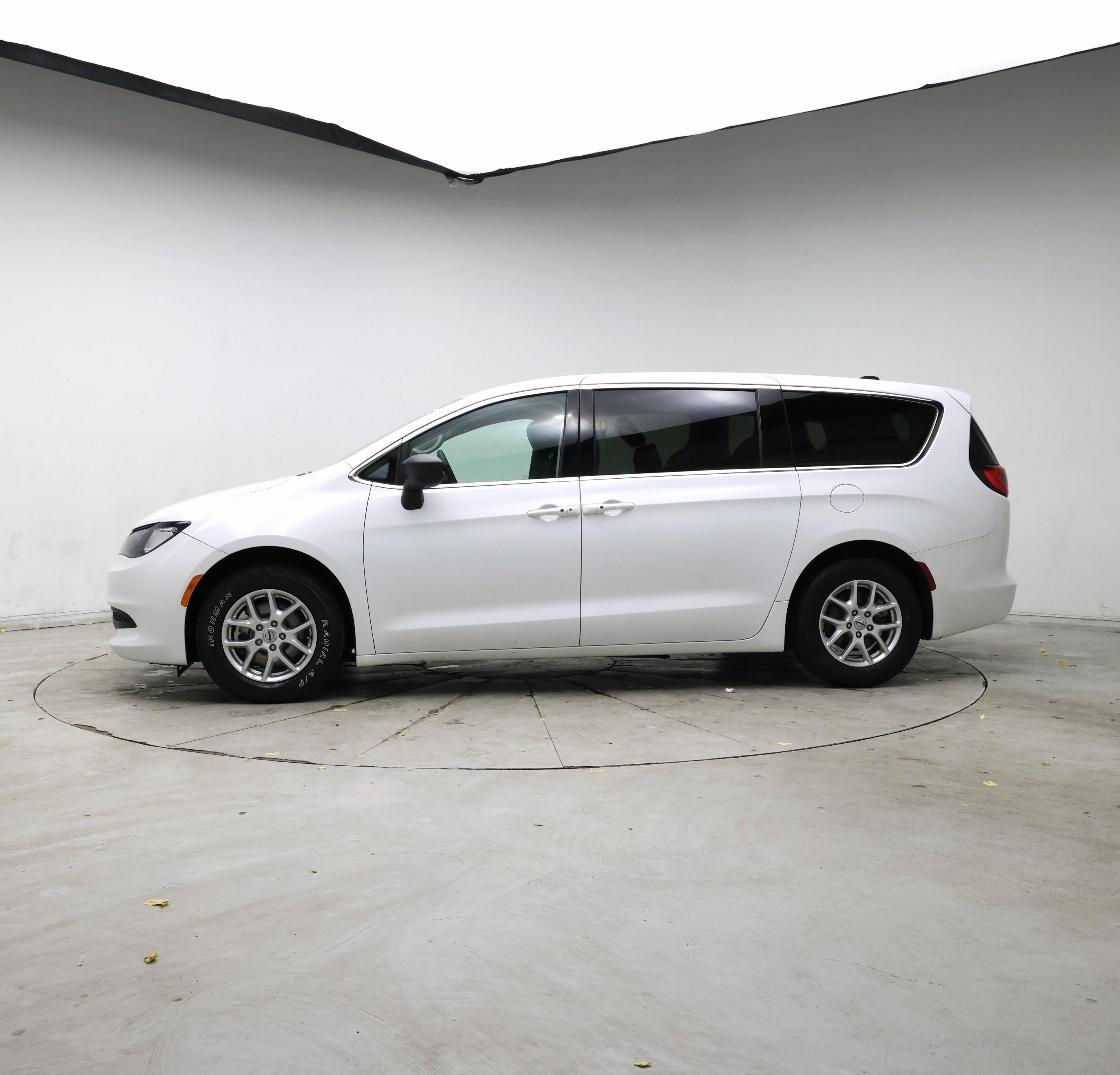 Thumbnail: 2023 Chrysler Voyager - 3