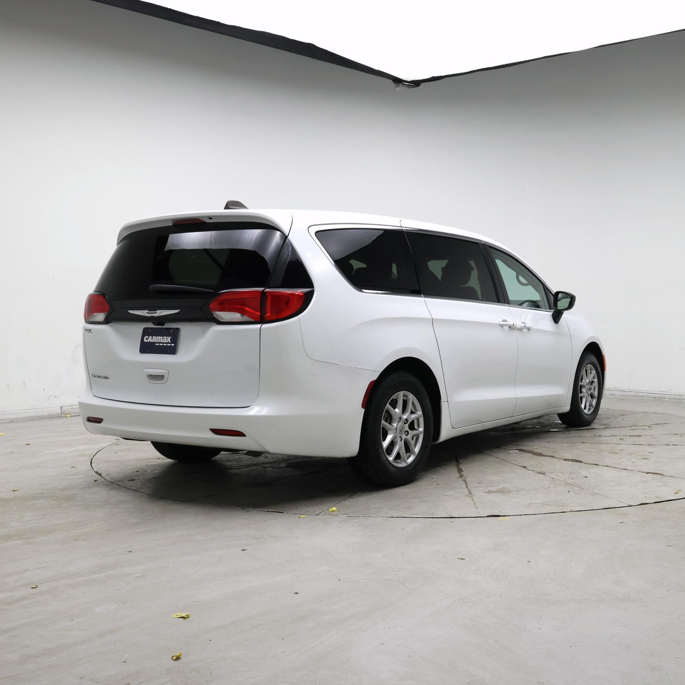 Thumbnail: 2023 Chrysler Voyager - 8