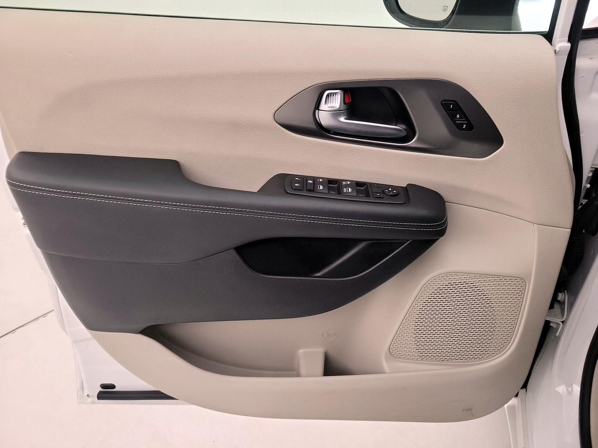 Thumbnail: 2023 Chrysler Pacifica - 12