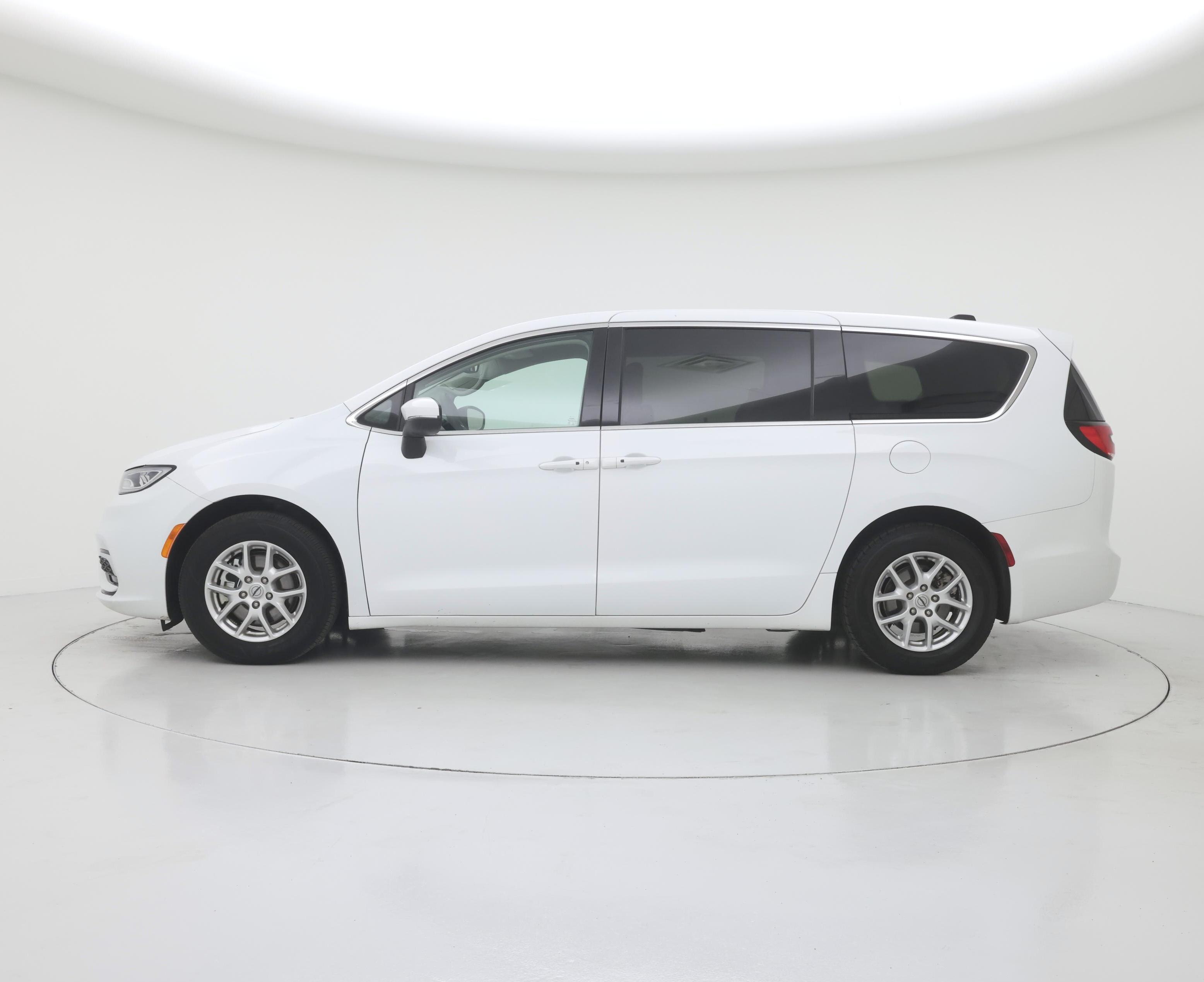 Thumbnail: 2023 Chrysler Pacifica - 3