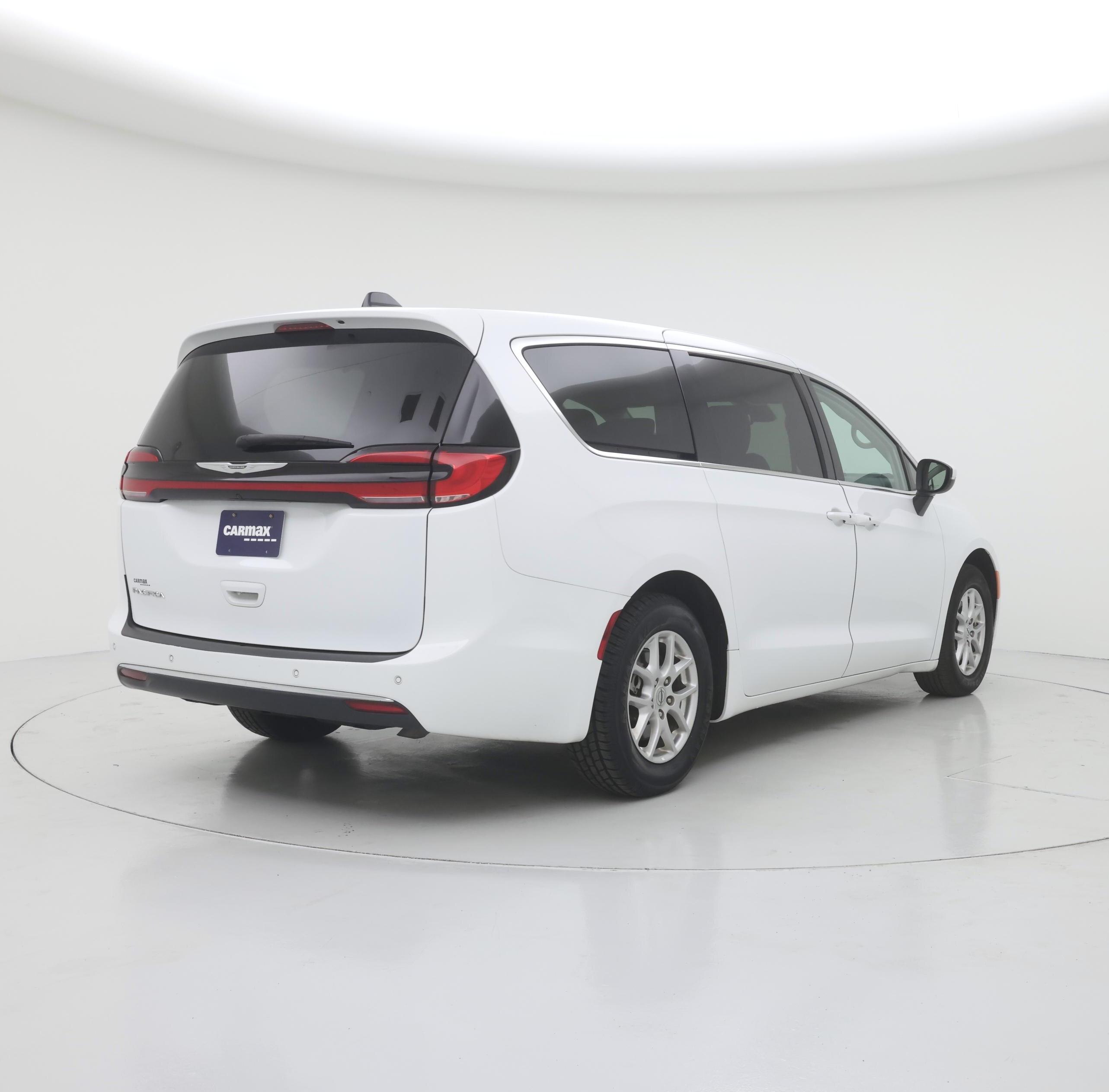 Thumbnail: 2023 Chrysler Pacifica - 8