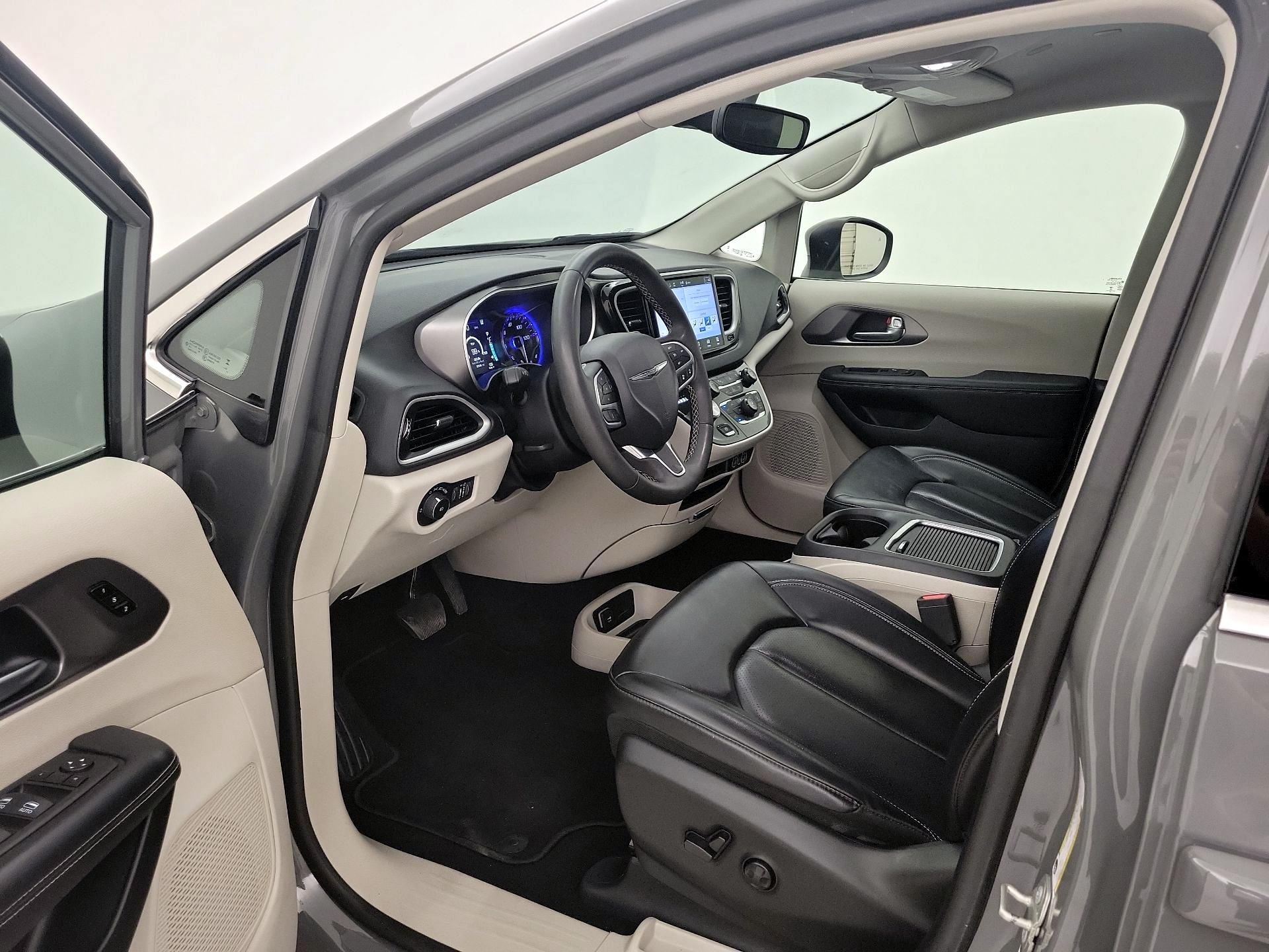 Thumbnail: 2023 Chrysler Pacifica - 9