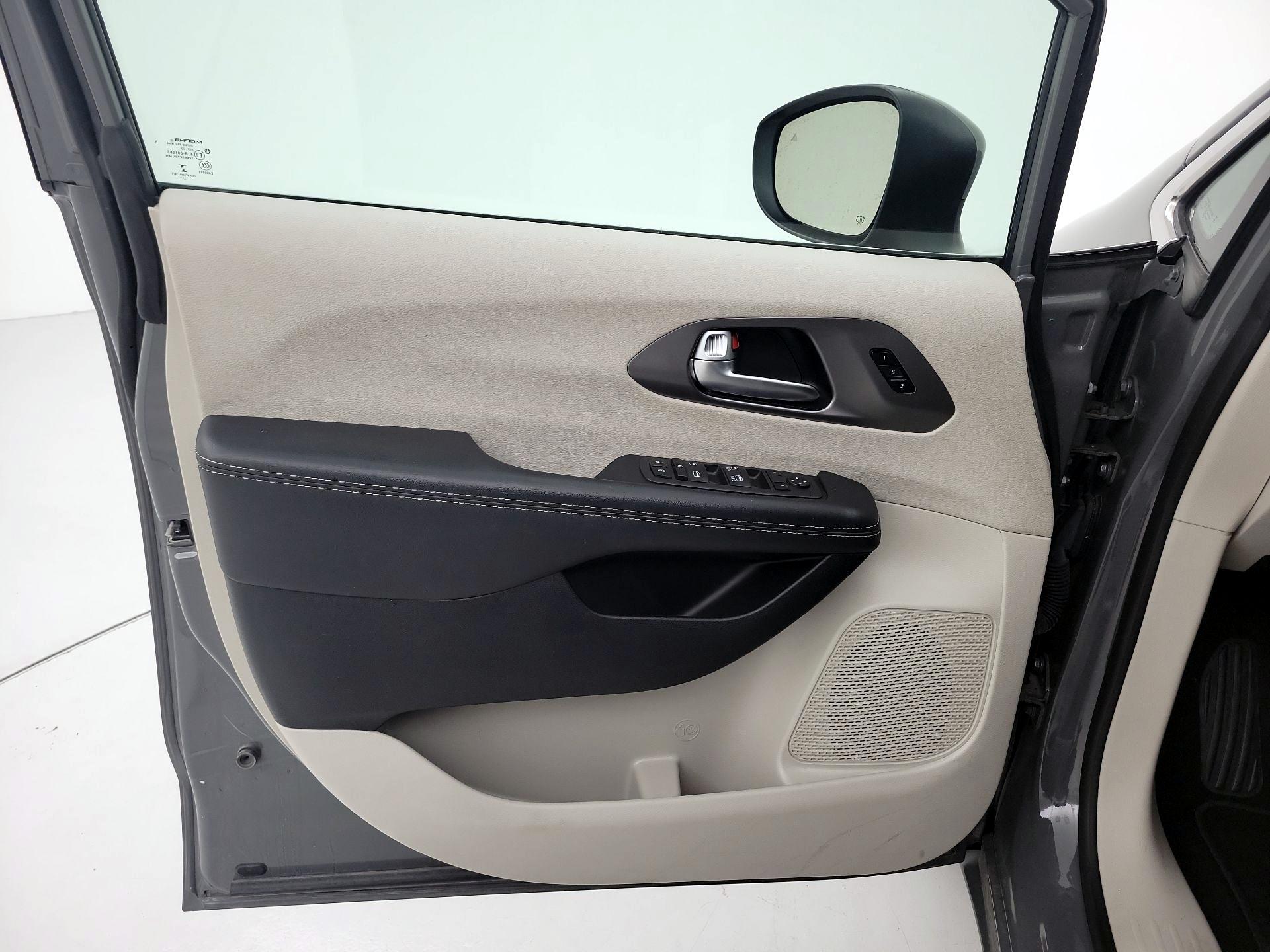 Thumbnail: 2023 Chrysler Pacifica - 10