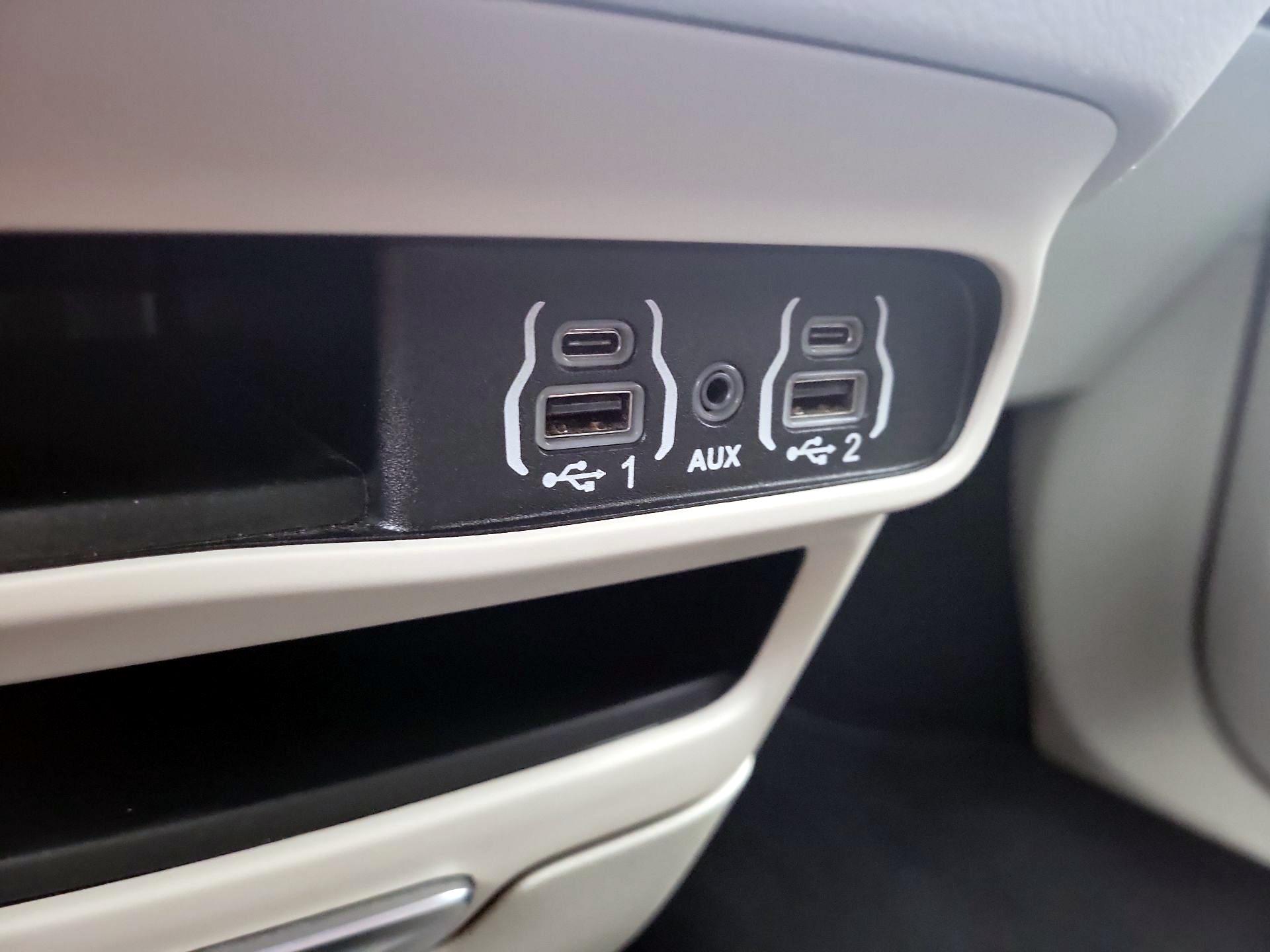 Thumbnail: 2023 Chrysler Pacifica - 16