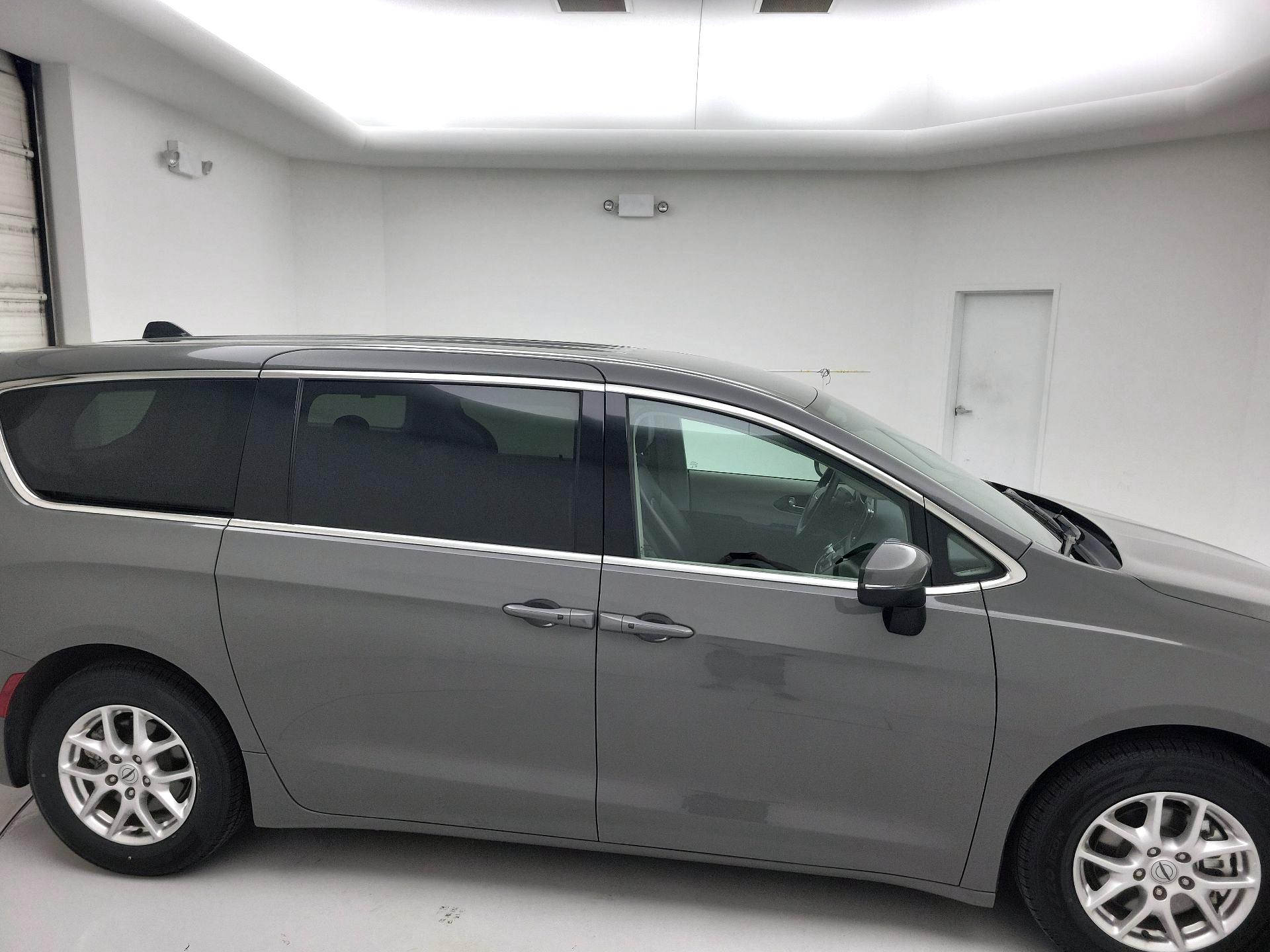 Thumbnail: 2023 Chrysler Pacifica - 4