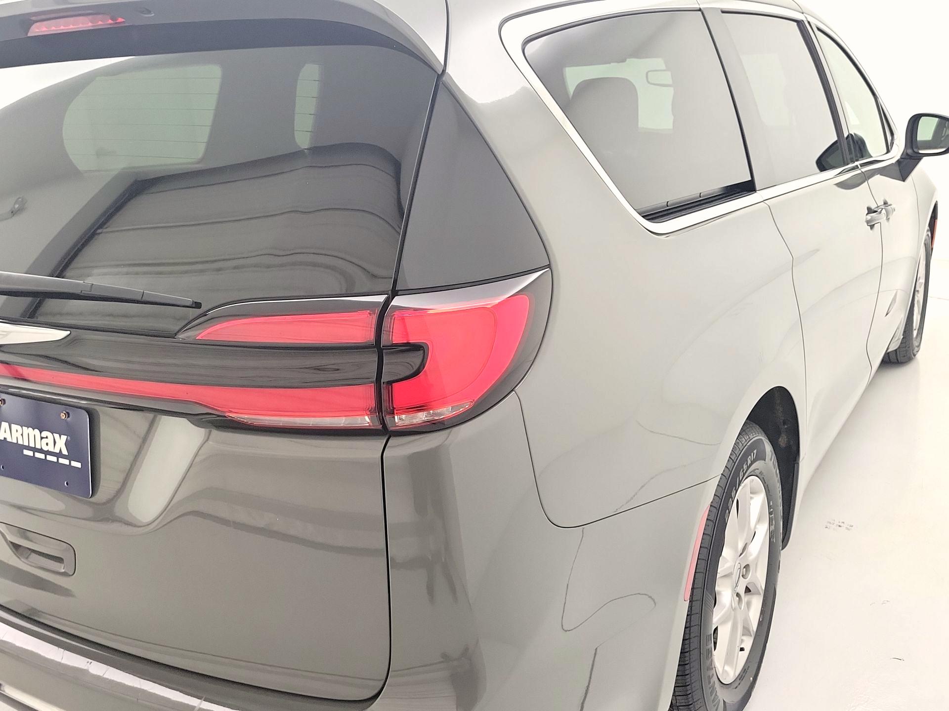 Thumbnail: 2023 Chrysler Pacifica - 5