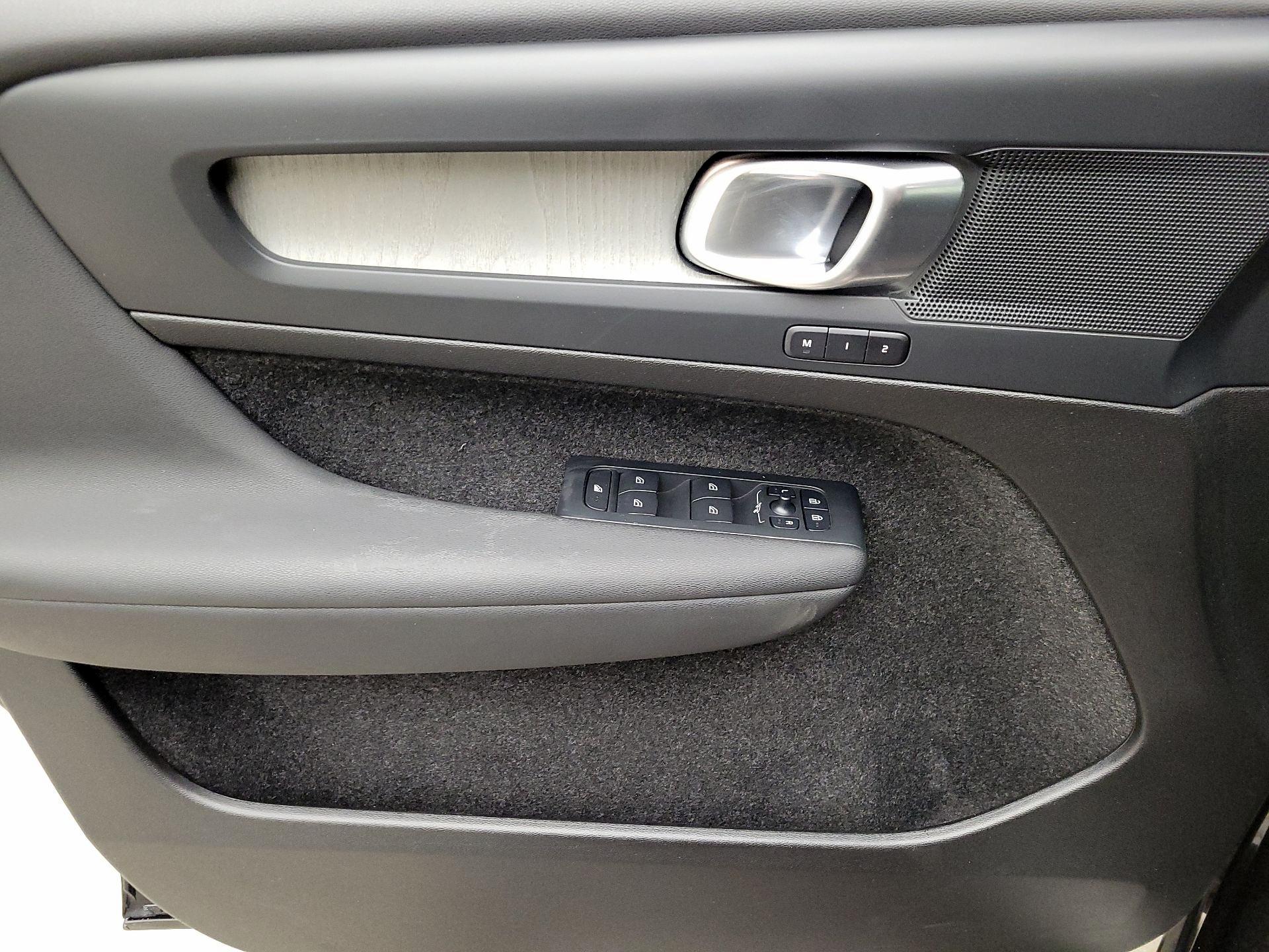 Thumbnail: 2025 Volvo XC40 - 12