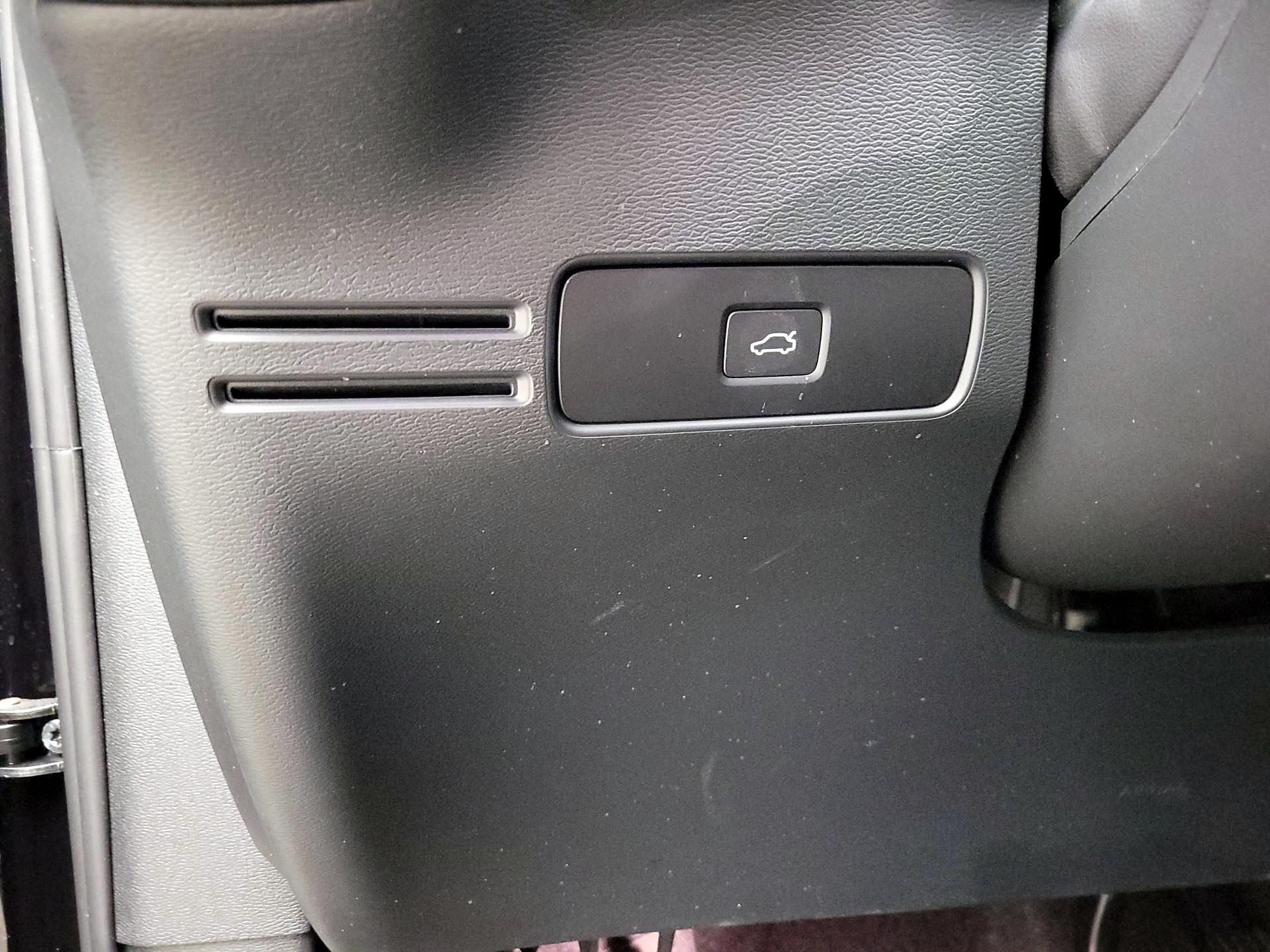 Thumbnail: 2025 Volvo XC40 - 13