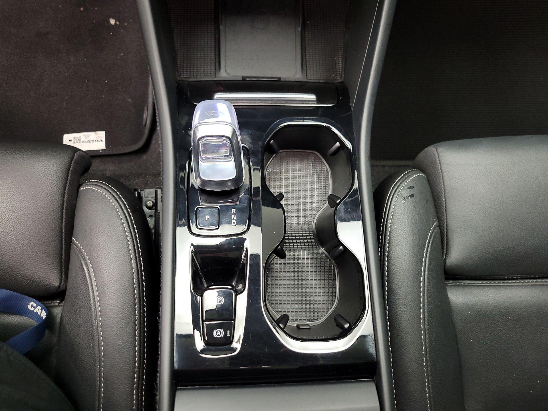 Thumbnail: 2025 Volvo XC40 - 18