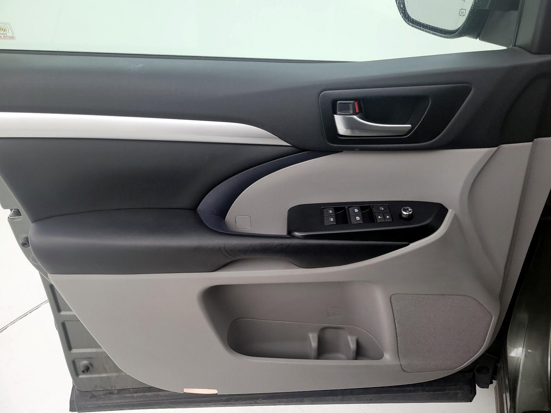 Thumbnail: 2019 Toyota Highlander - 12