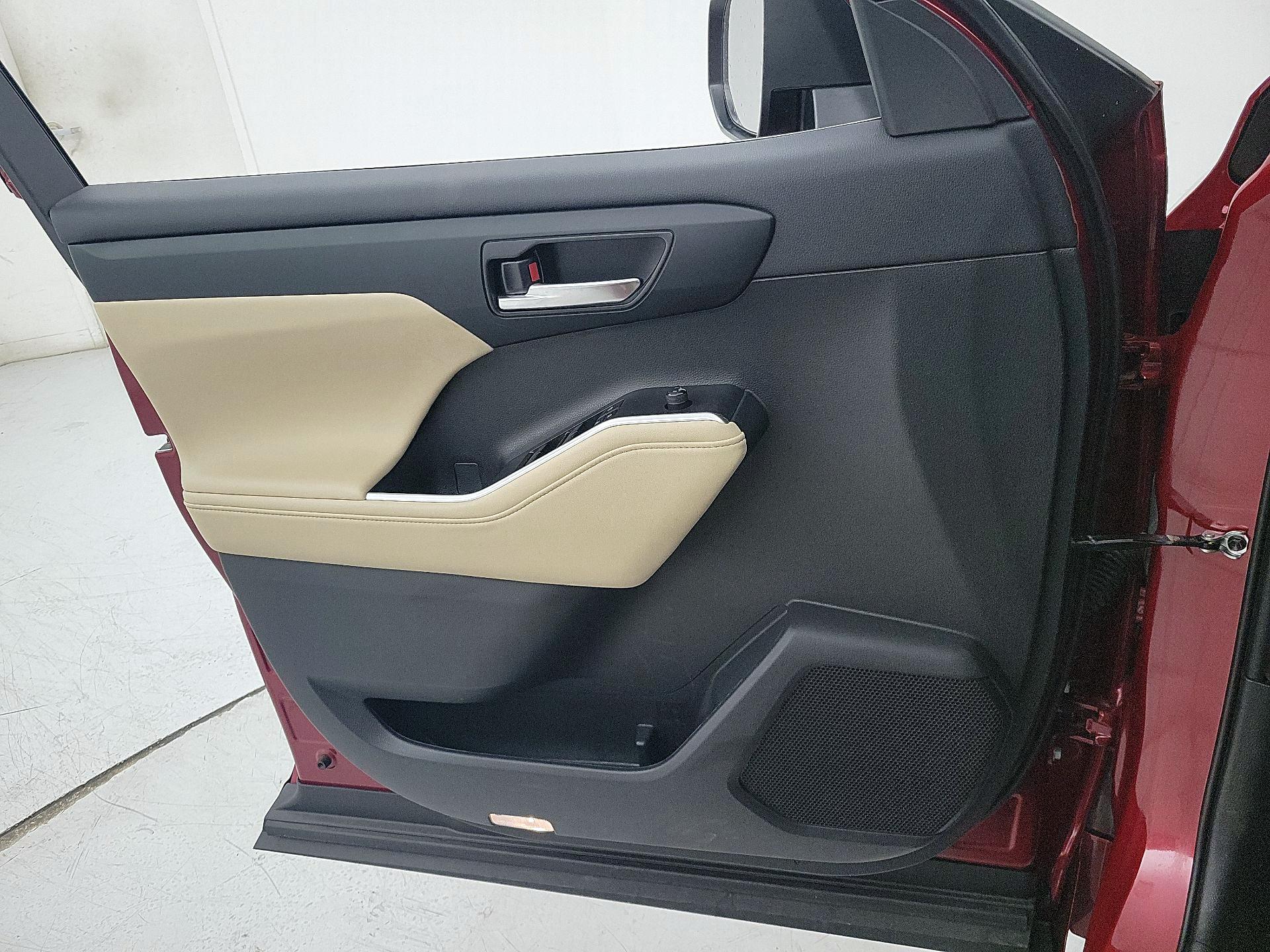 Thumbnail: 2023 Toyota Highlander - 12