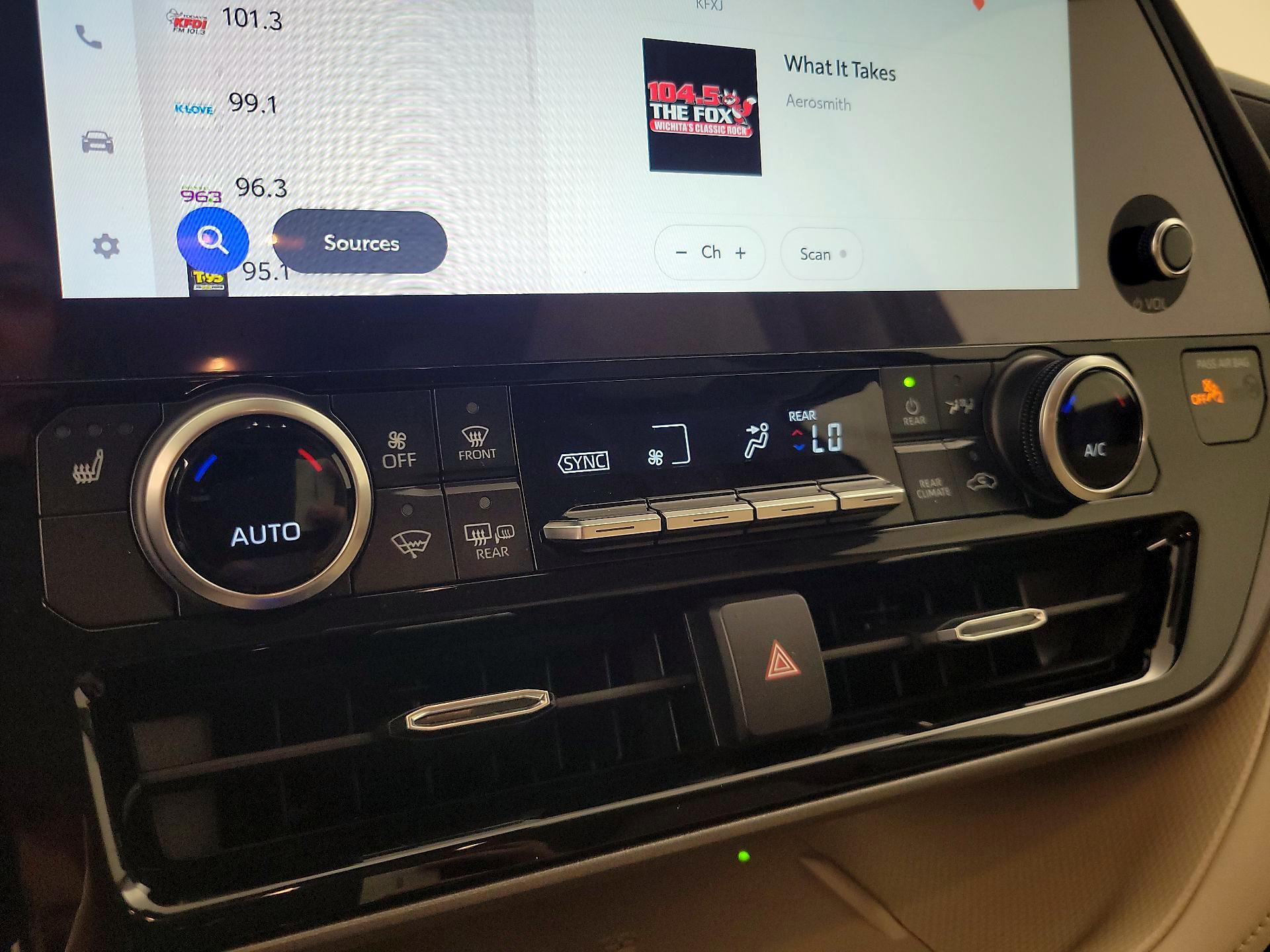 Thumbnail: 2023 Toyota Highlander - 16