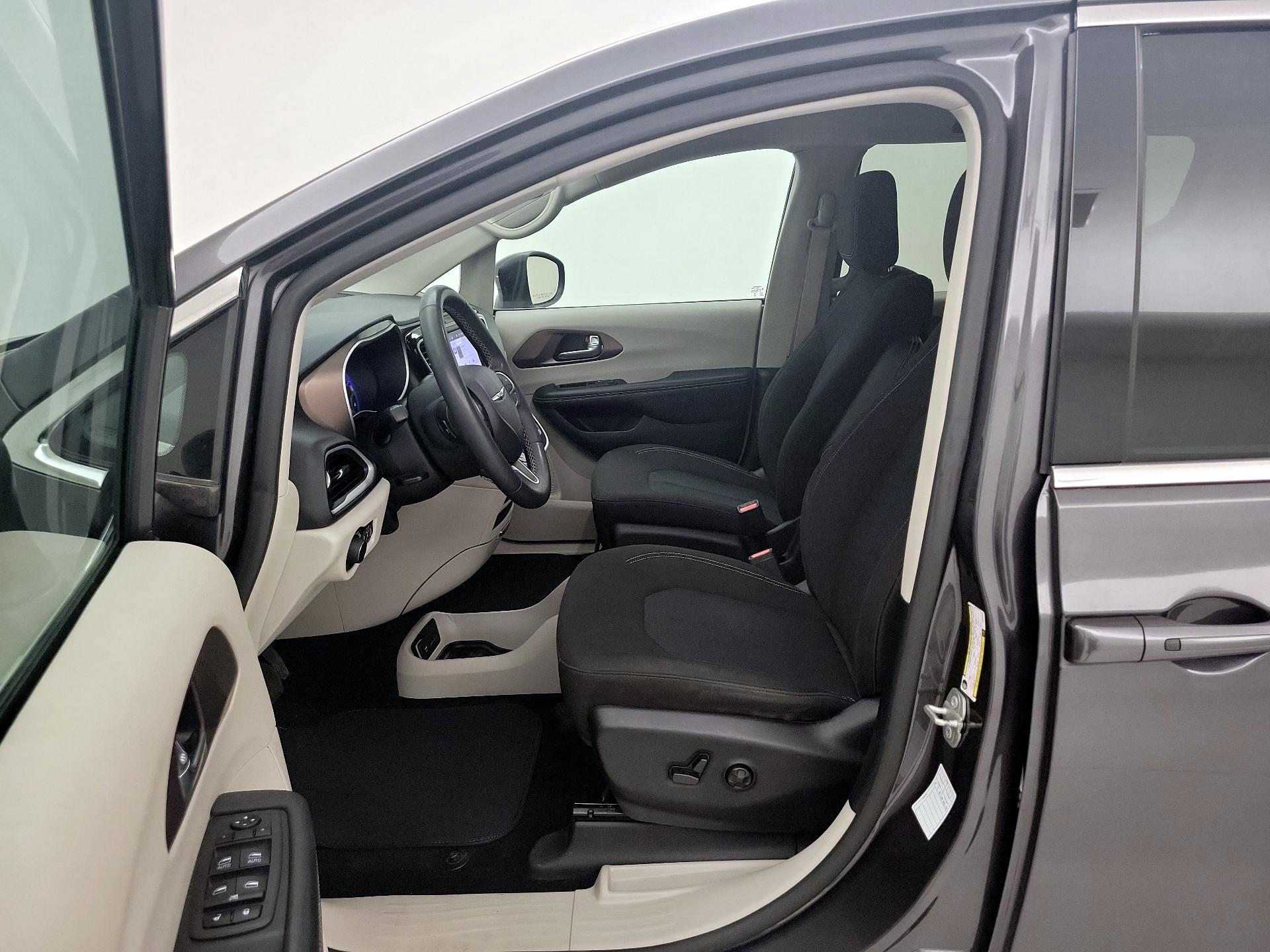 Thumbnail: 2023 Chrysler Voyager - 9