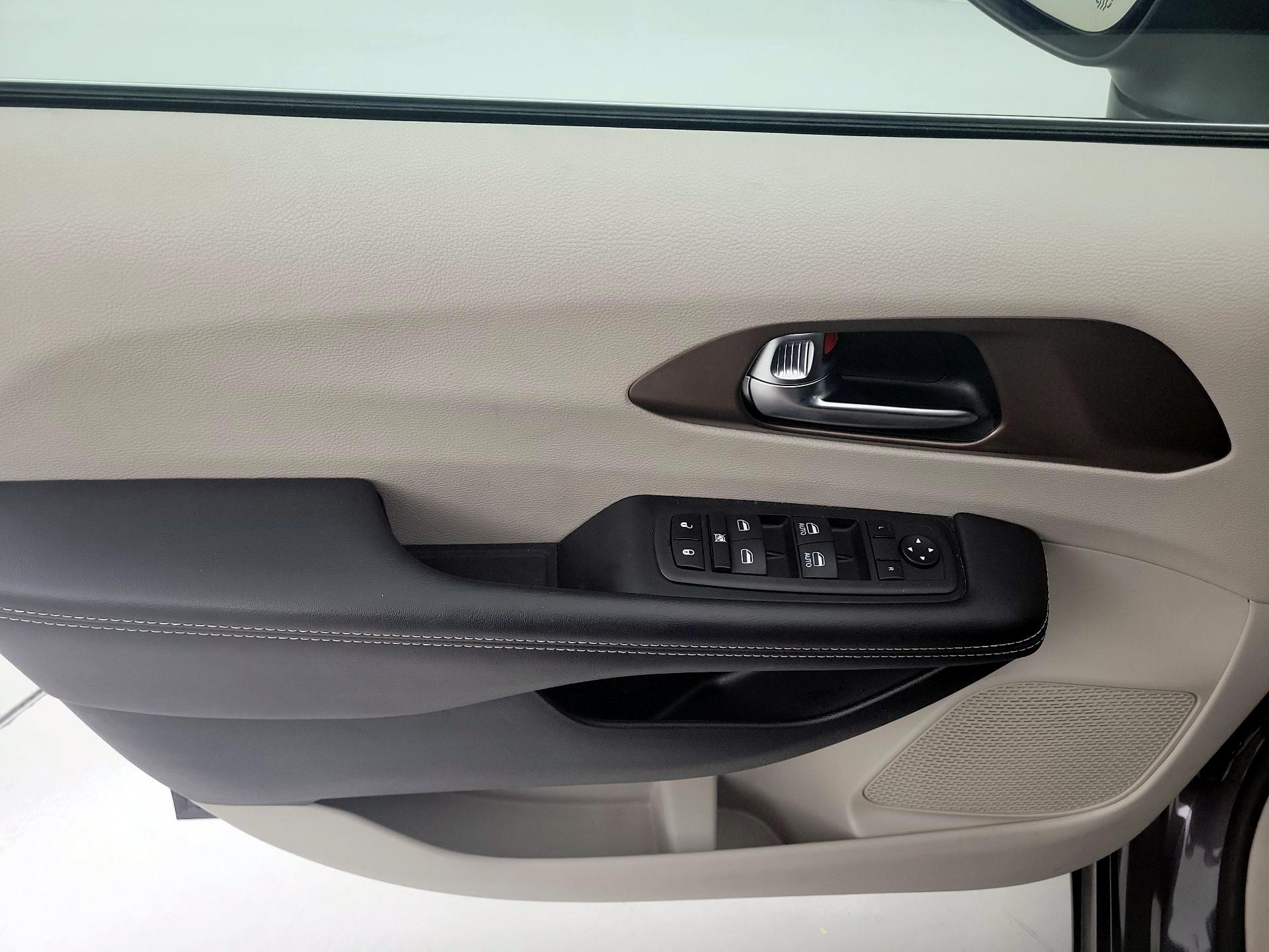 Thumbnail: 2023 Chrysler Voyager - 10