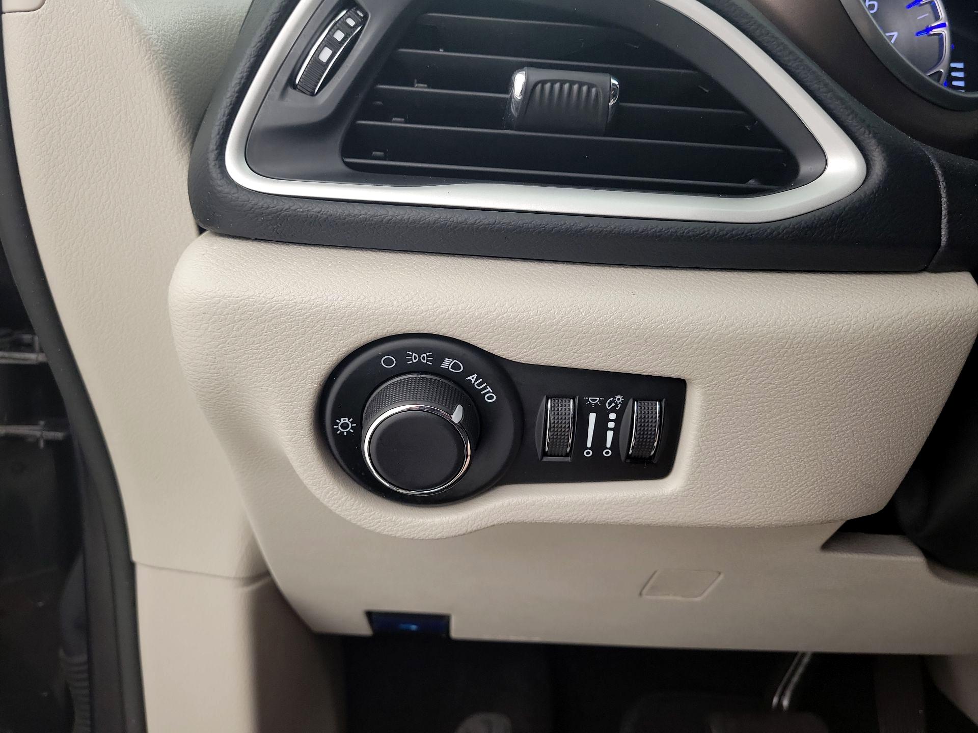 Thumbnail: 2023 Chrysler Voyager - 11