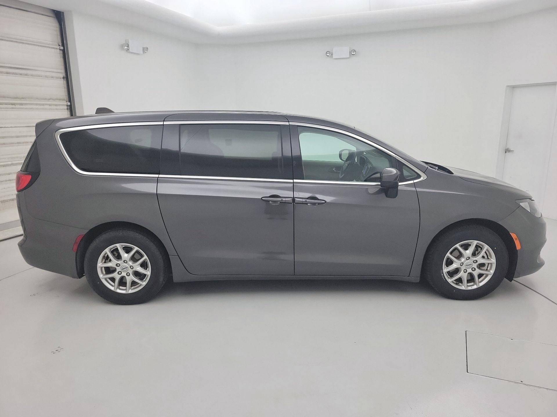 Thumbnail: 2023 Chrysler Voyager - 4