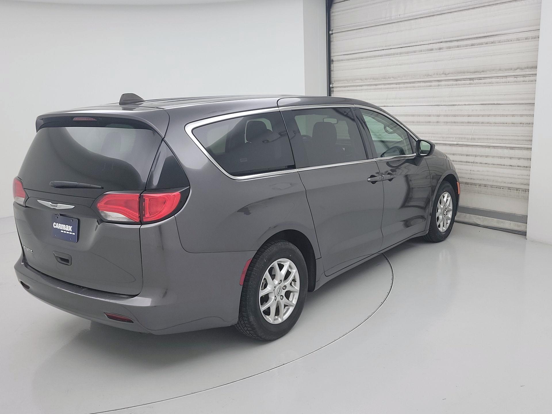 Thumbnail: 2023 Chrysler Voyager - 5