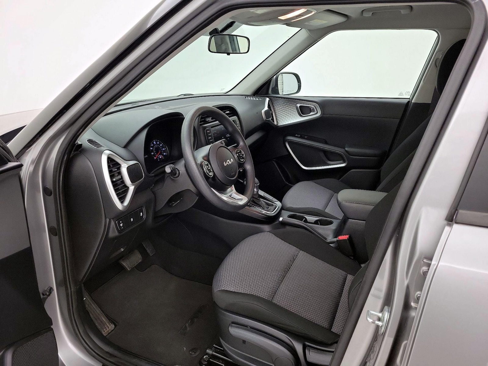 2022 Kia Soul LX - Photo 12