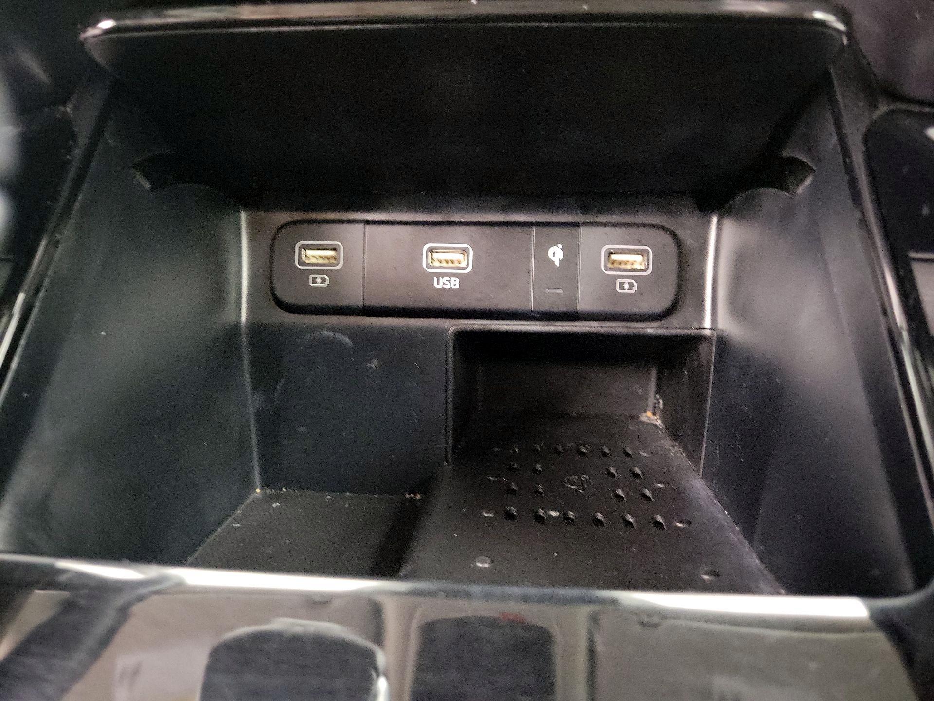 Thumbnail: 2023 Kia Sorento - 17