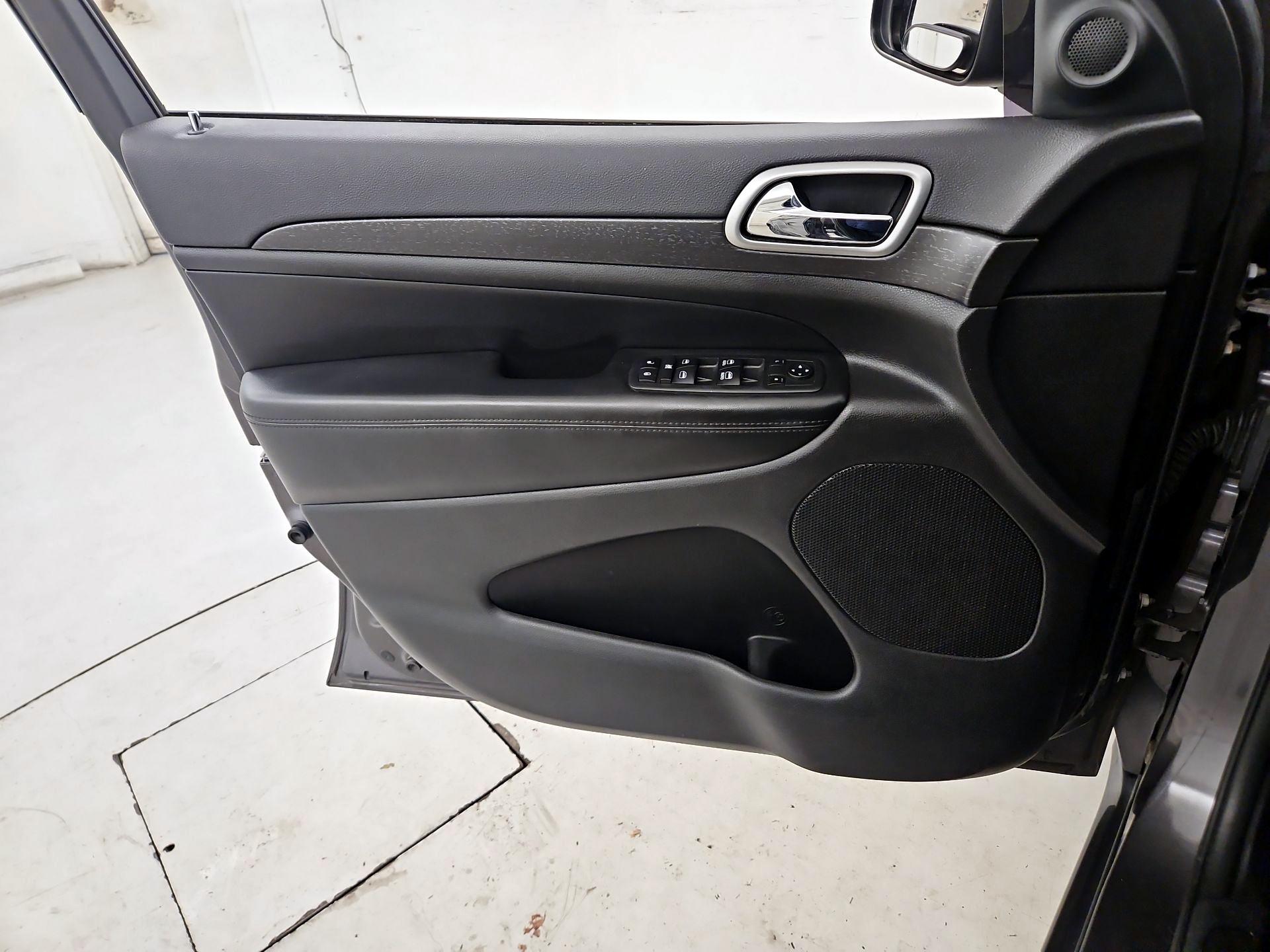 Thumbnail: 2018 Jeep Grand Cherokee - 12