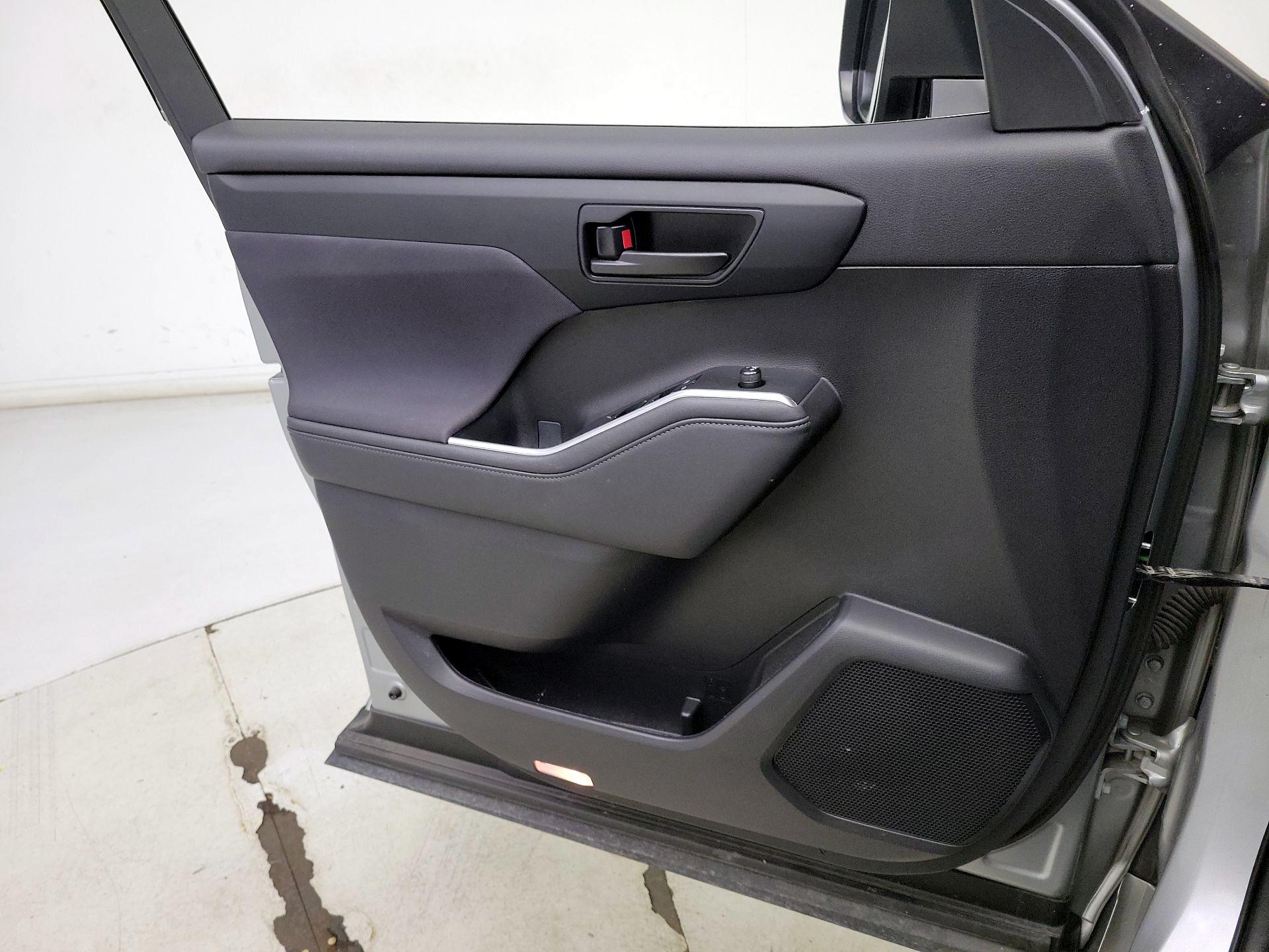 Thumbnail: 2023 Toyota Highlander - 12