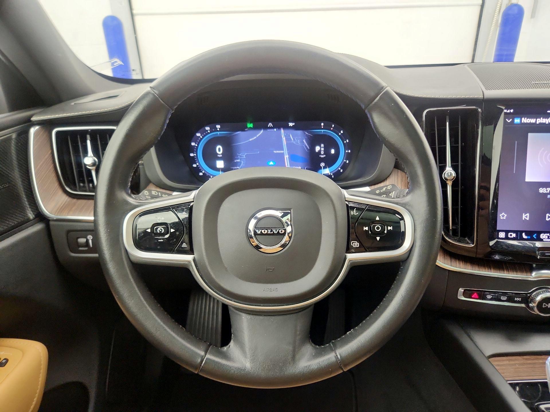 Thumbnail: 2022 Volvo XC60 - 10