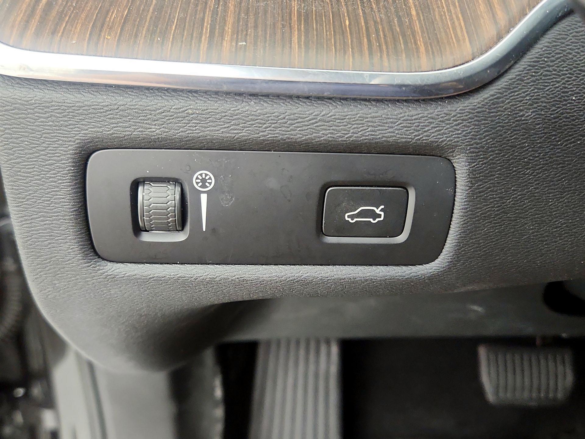 Thumbnail: 2022 Volvo XC60 - 13