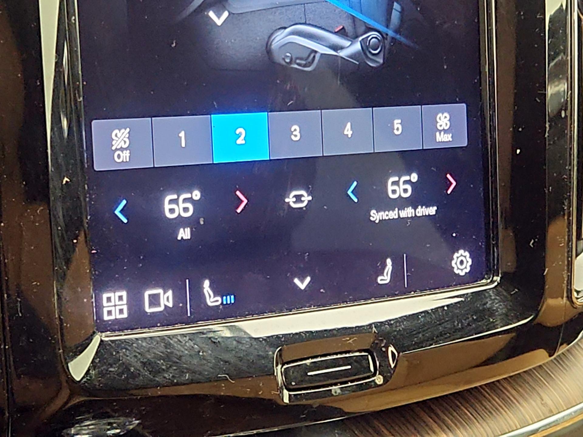 Thumbnail: 2022 Volvo XC60 - 17