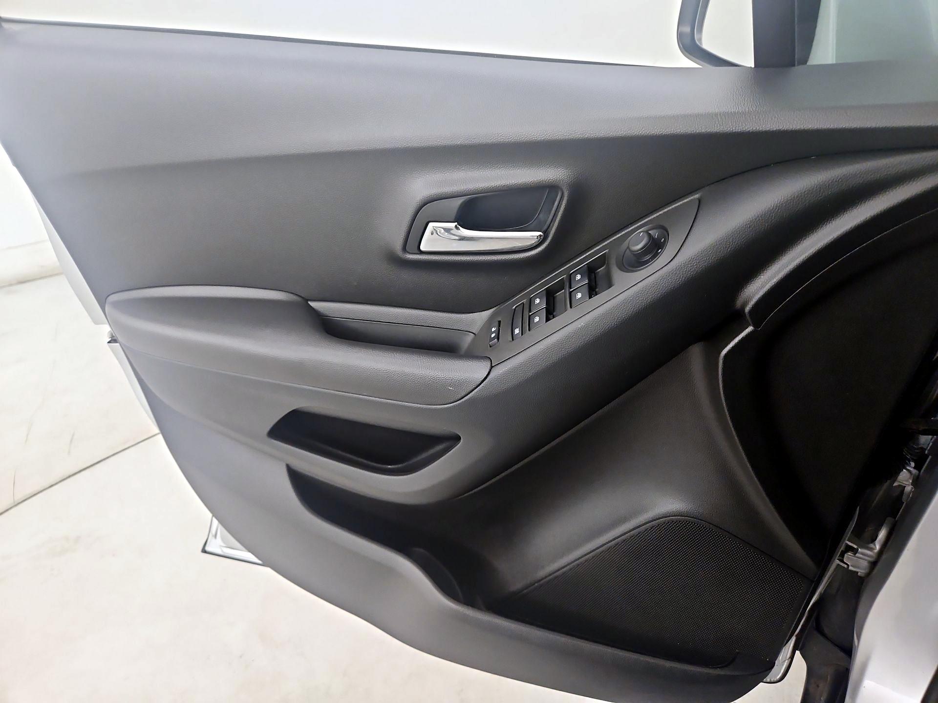 Thumbnail: 2017 Chevrolet Trax - 12