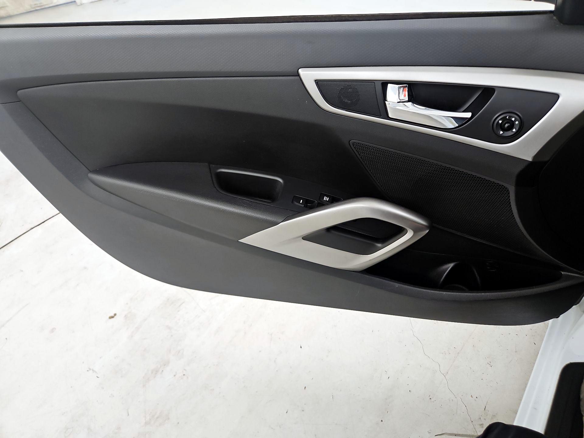 Thumbnail: 2016 Hyundai Veloster - 12