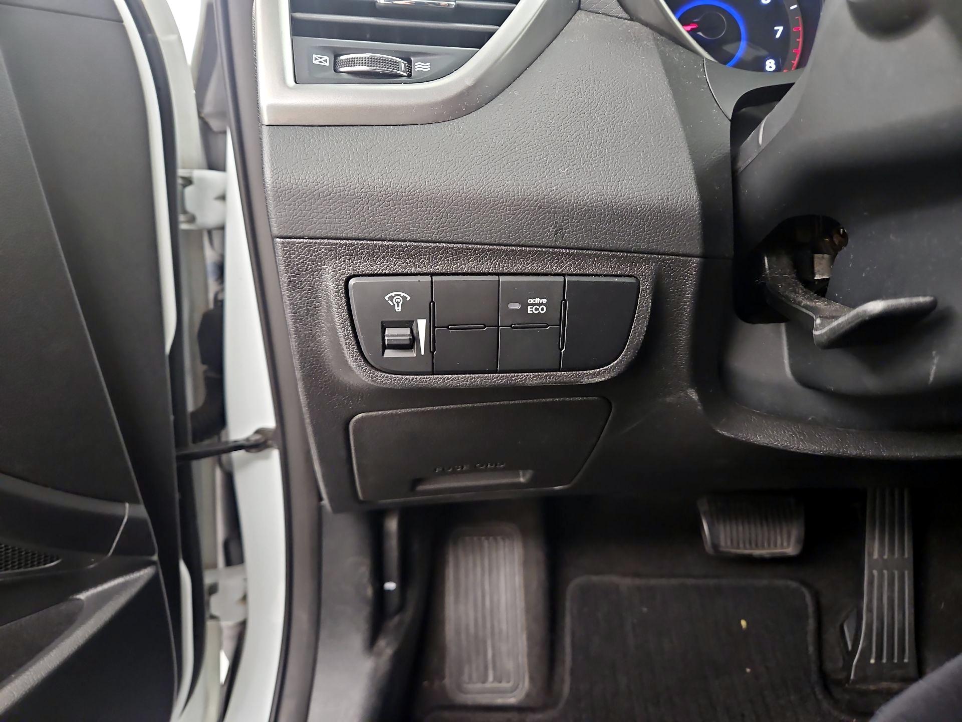 Thumbnail: 2016 Hyundai Veloster - 13