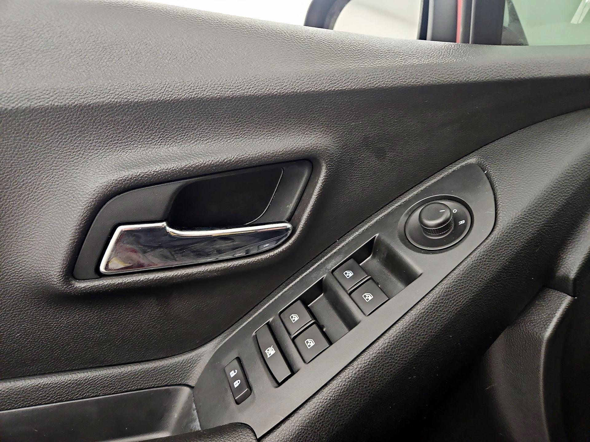 Thumbnail: 2016 Chevrolet Trax - 12